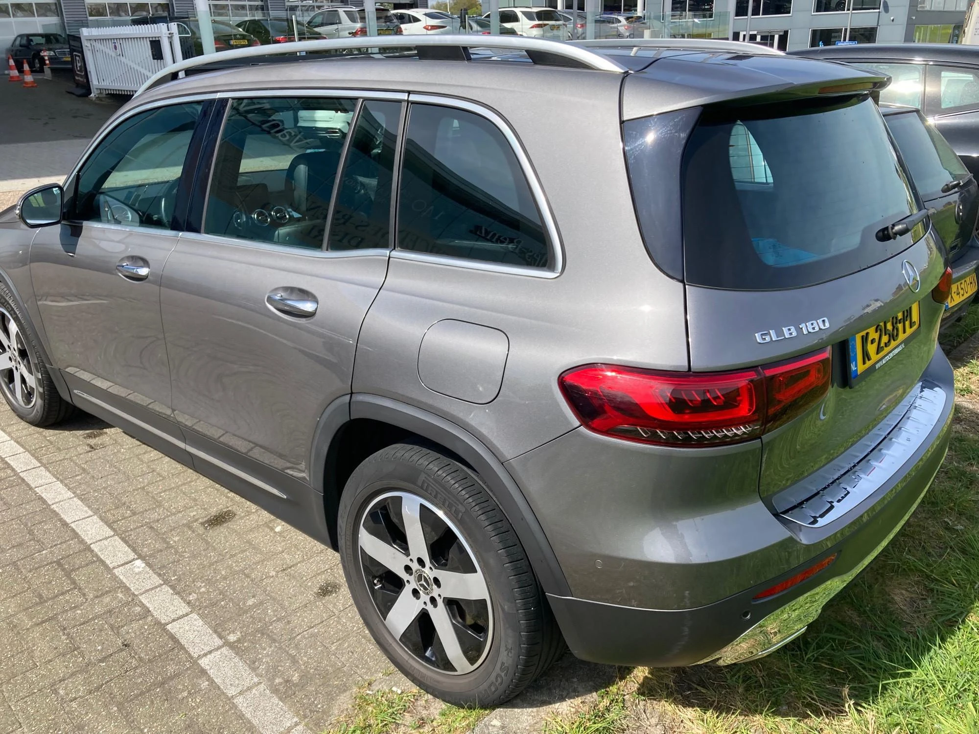 Mercedes-Benz-GLB-image-2