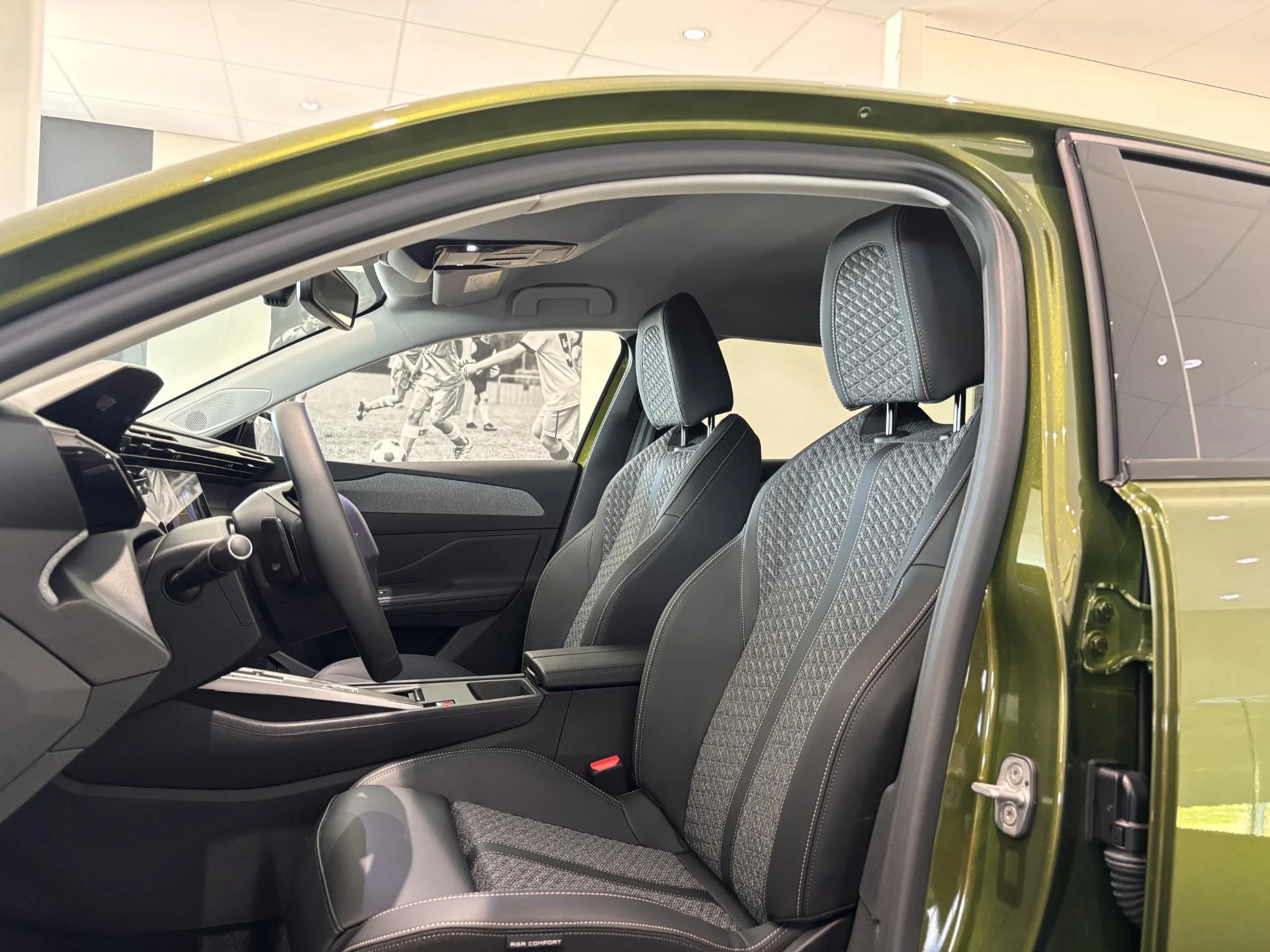 Peugeot 408 1.2 Allure Hybrid 145