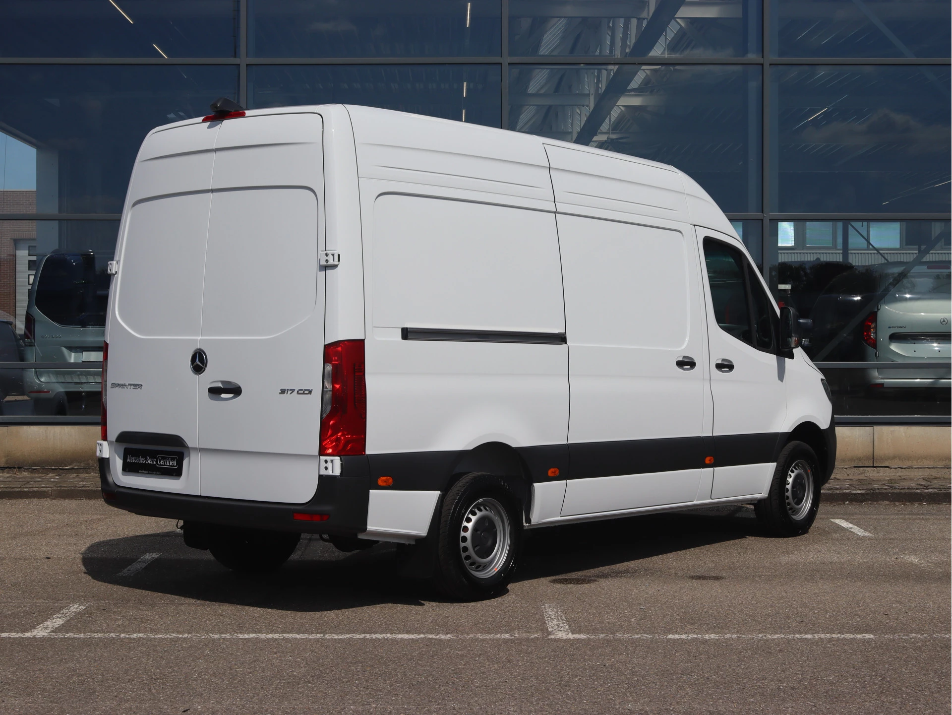 Mercedes-Benz-Sprinter-image-1