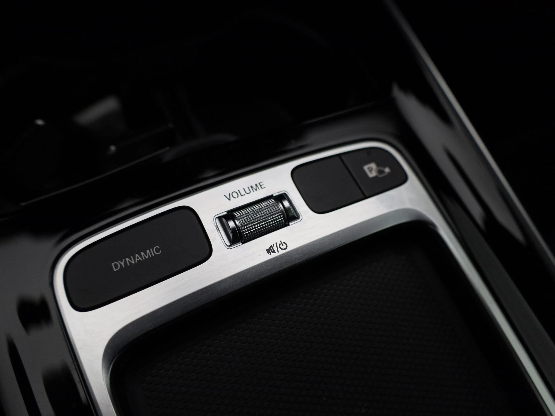 Mercedes-Benz-EQB-image-25