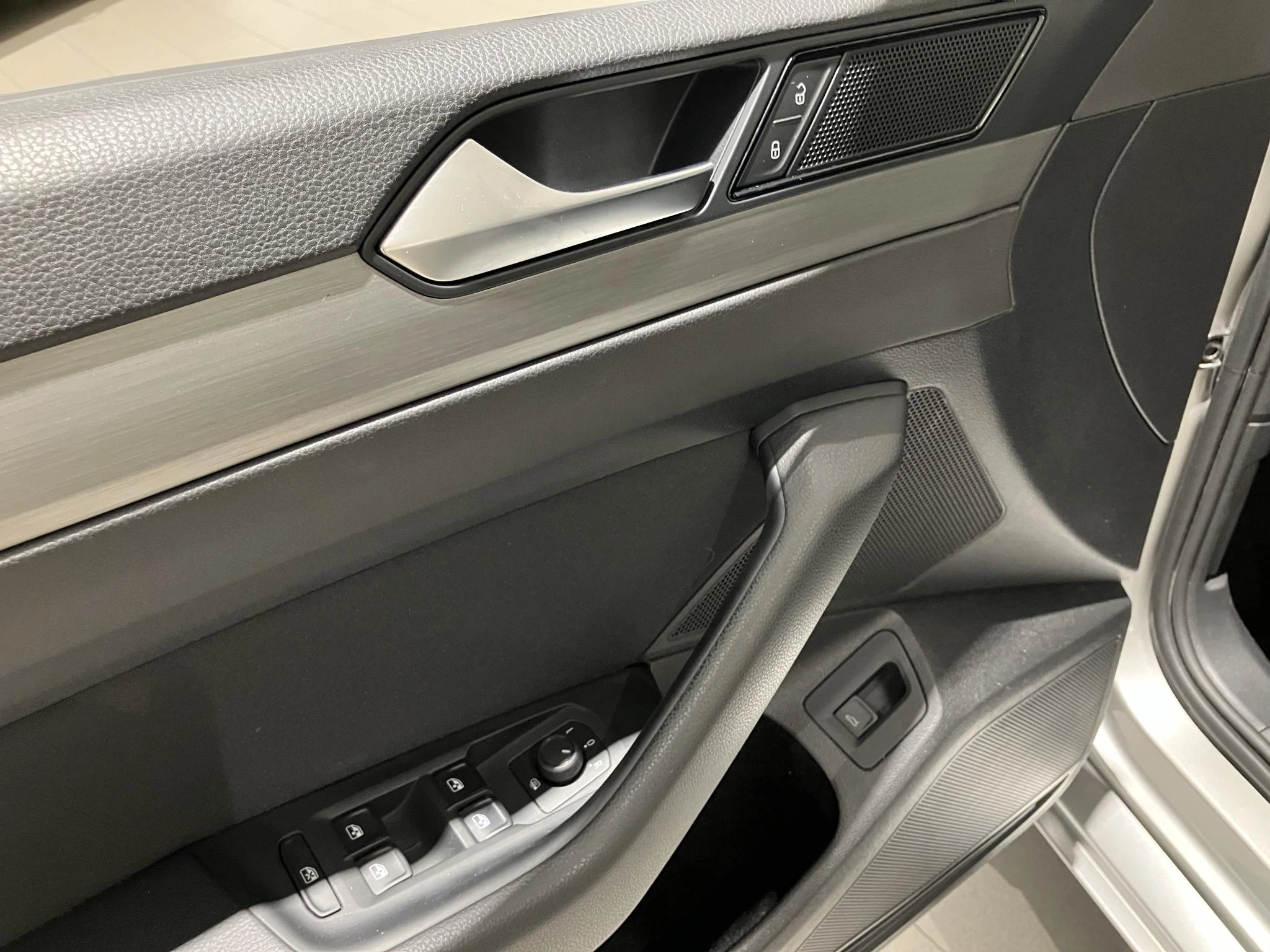 Volkswagen-Passat-image-13