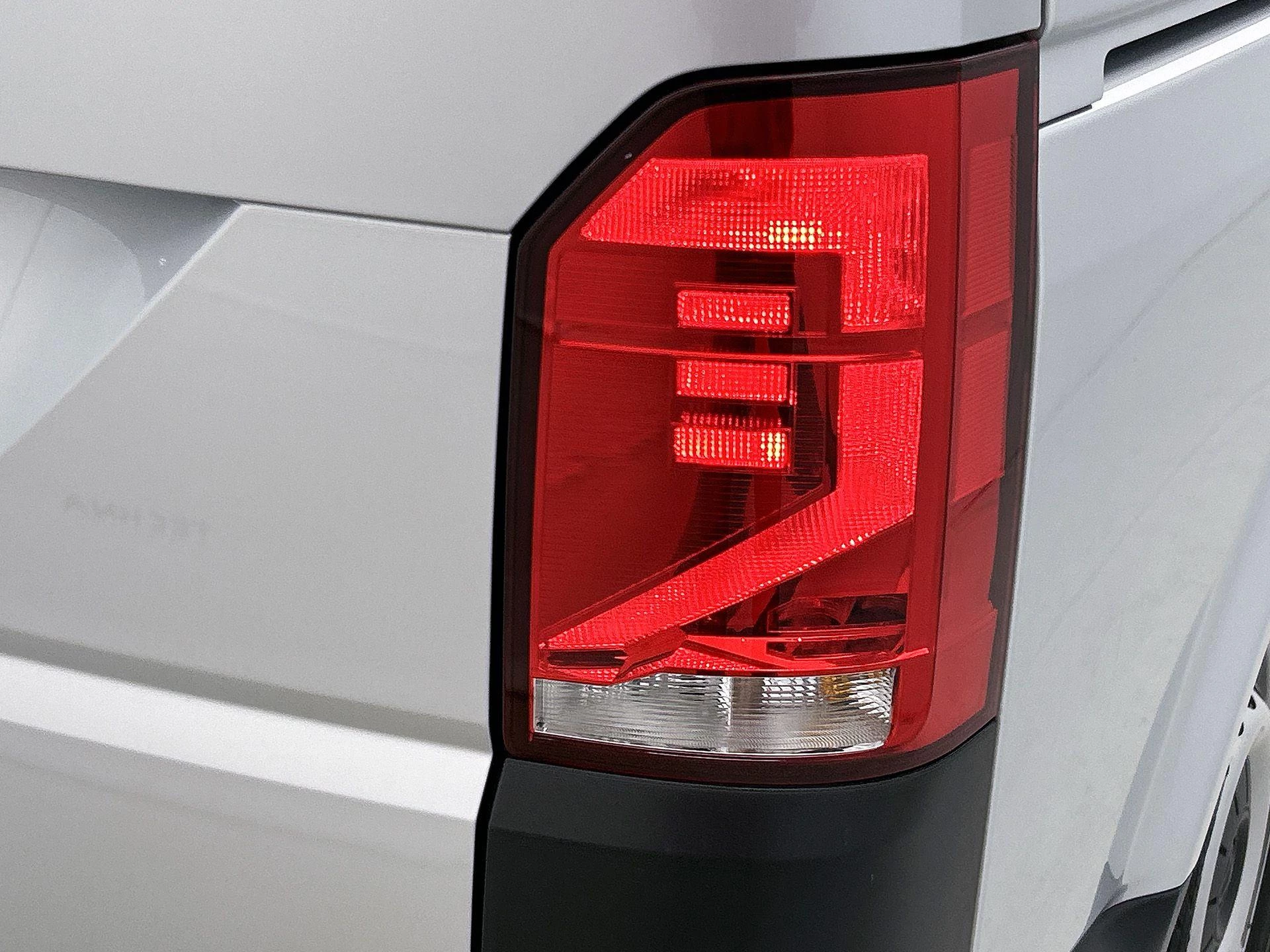 Volkswagen-Transporter-image-18