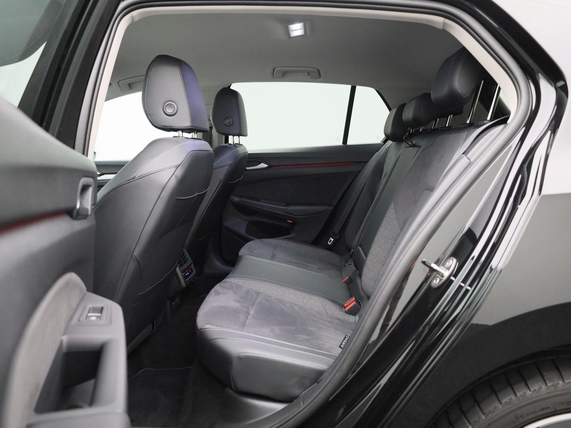 Volkswagen-Golf-image-11