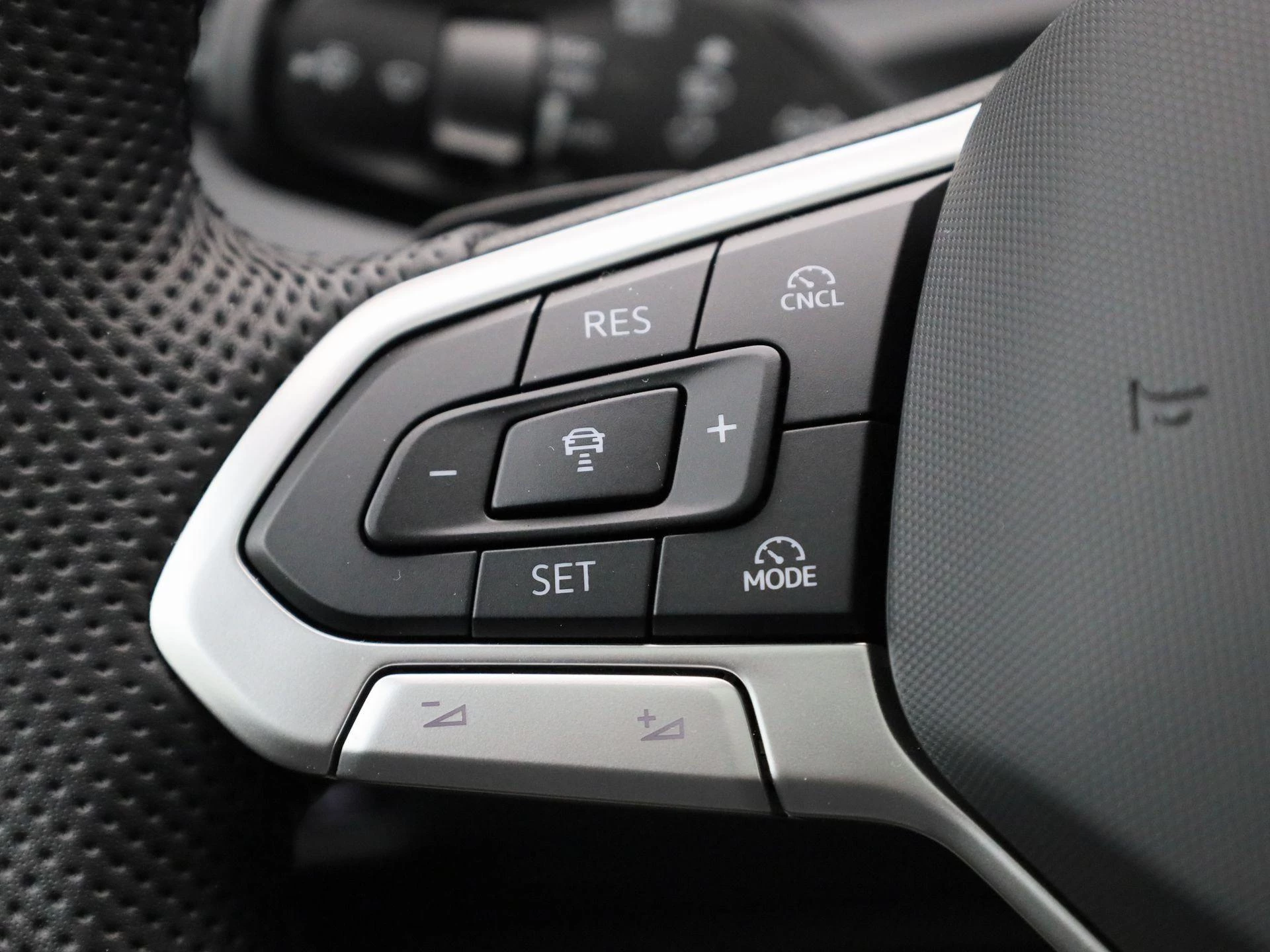 Volkswagen-Tiguan-image-18