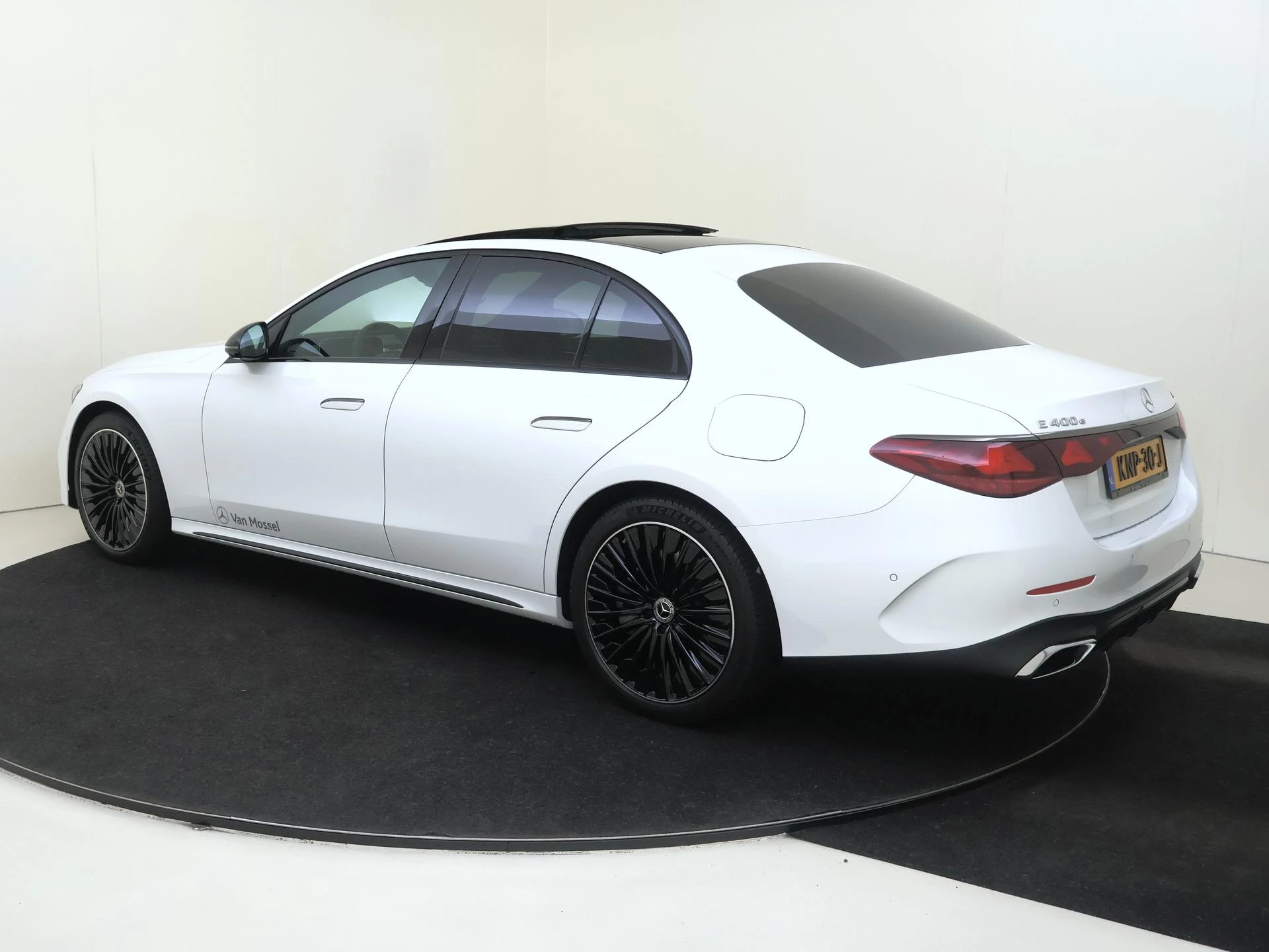 Mercedes-Benz-E-Klasse-image-2