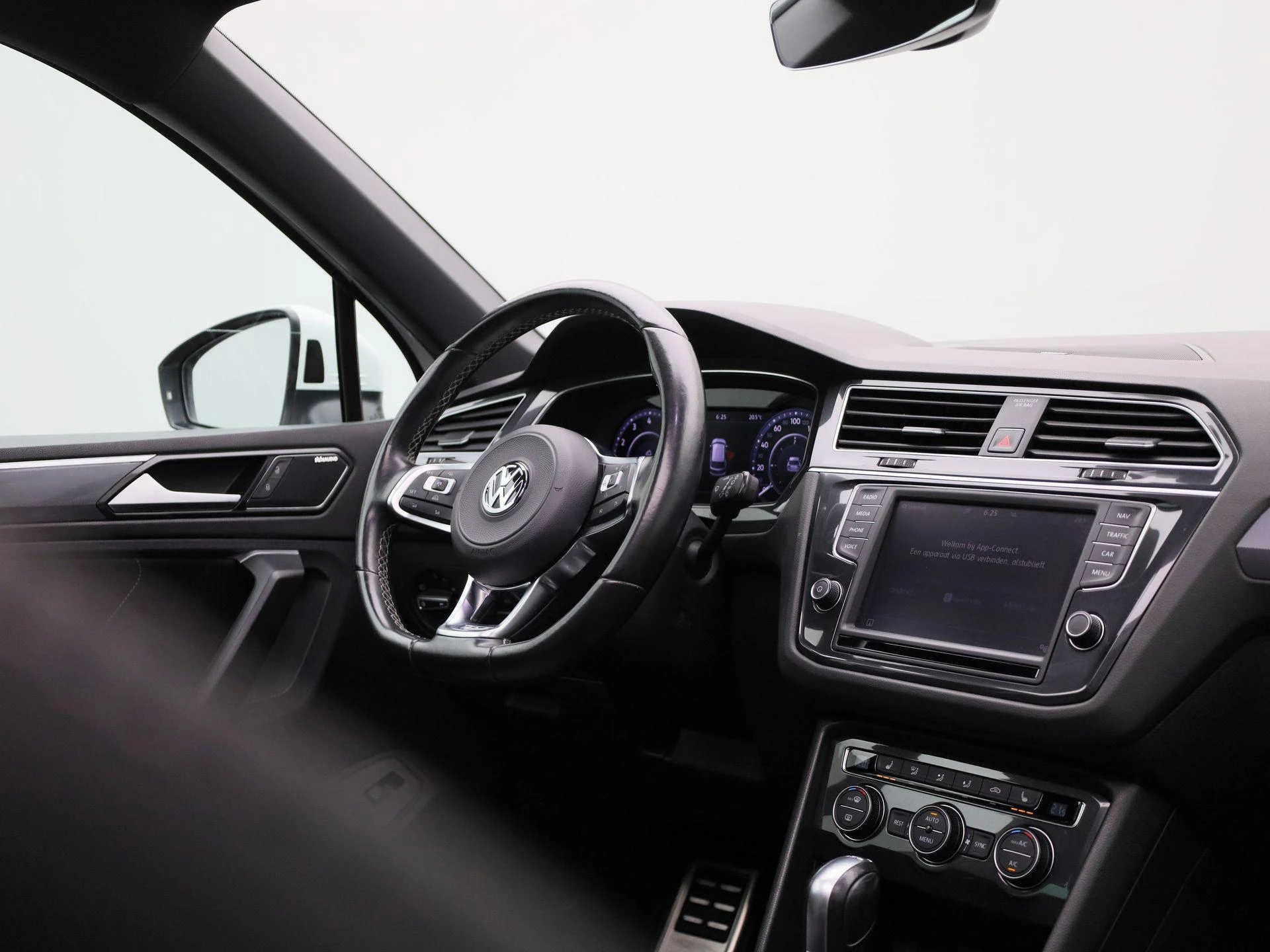 Volkswagen-Tiguan-image-37