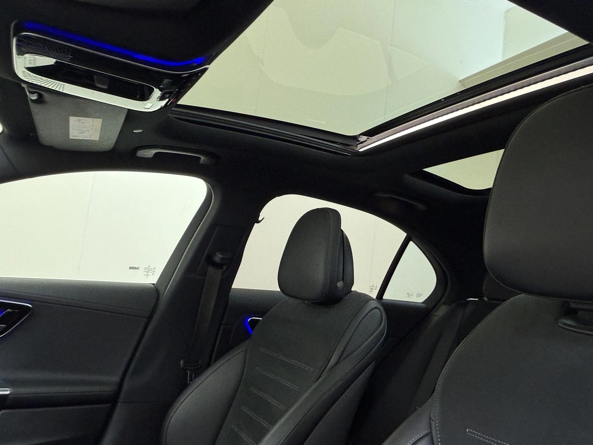 Mercedes-Benz-C-Klasse-image-26
