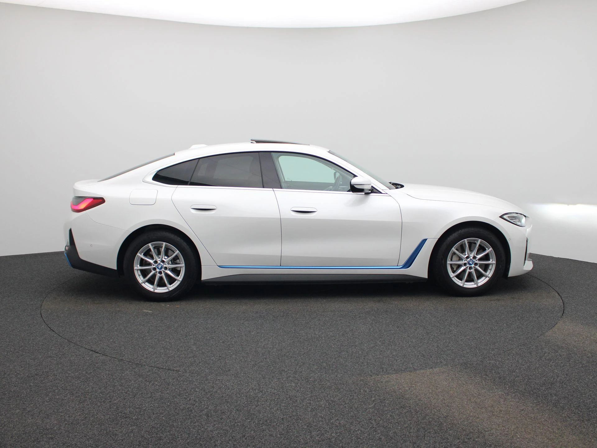 BMW-i4-image-5