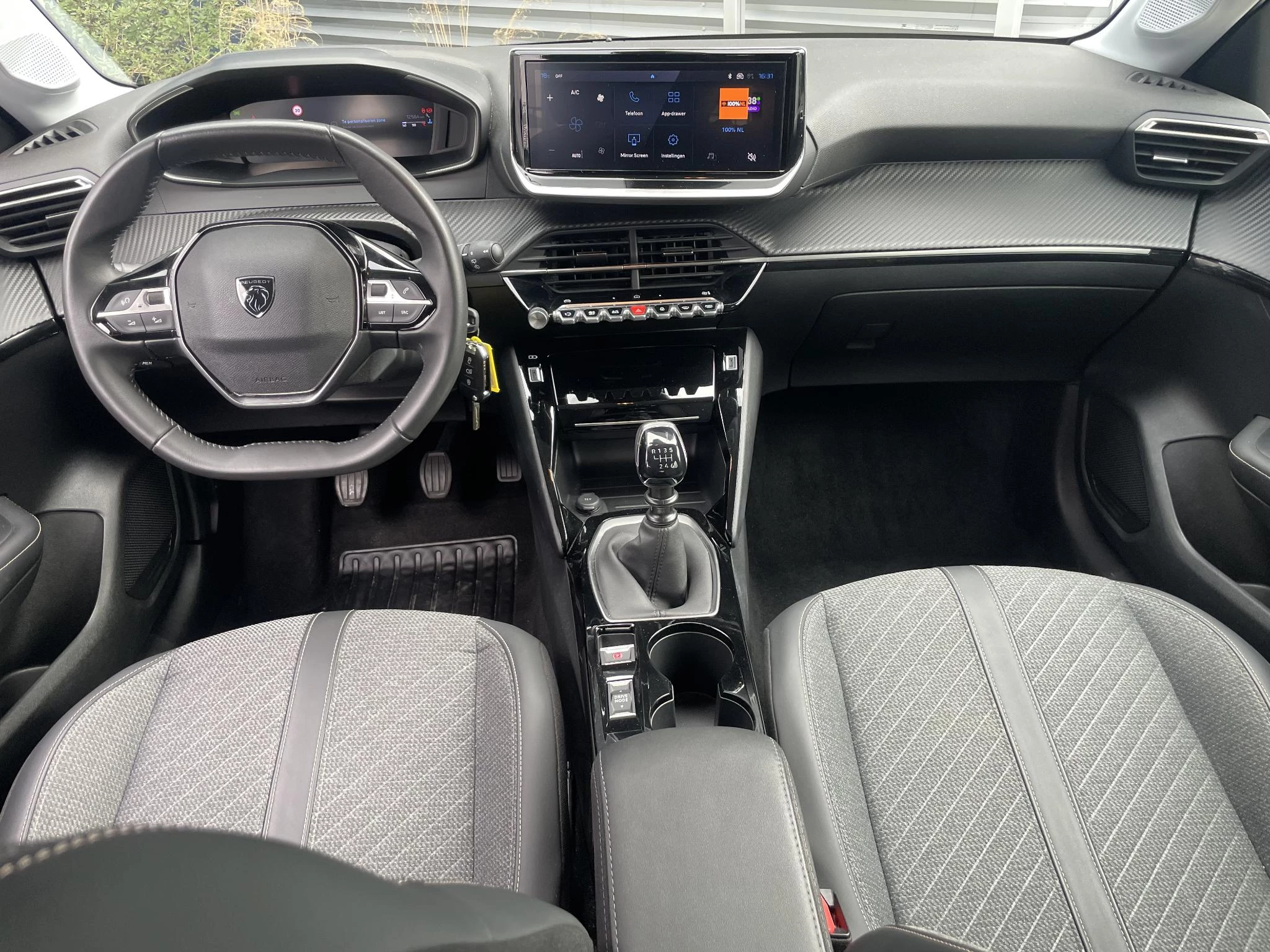Peugeot-208-image-10