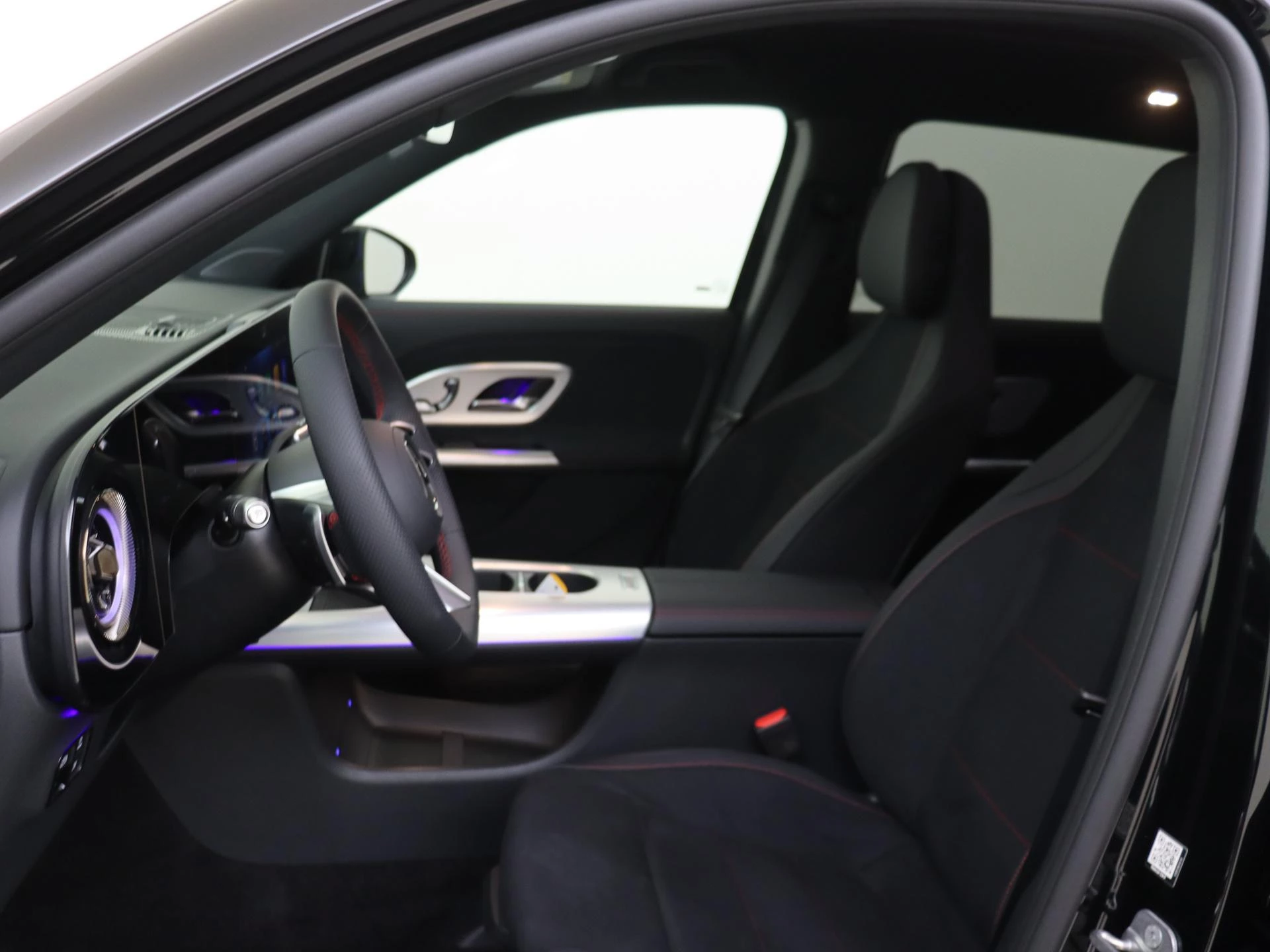 Mercedes-Benz-GLB-image-12