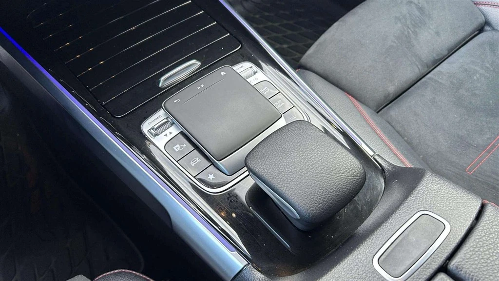 Mercedes-Benz-GLB-image-13