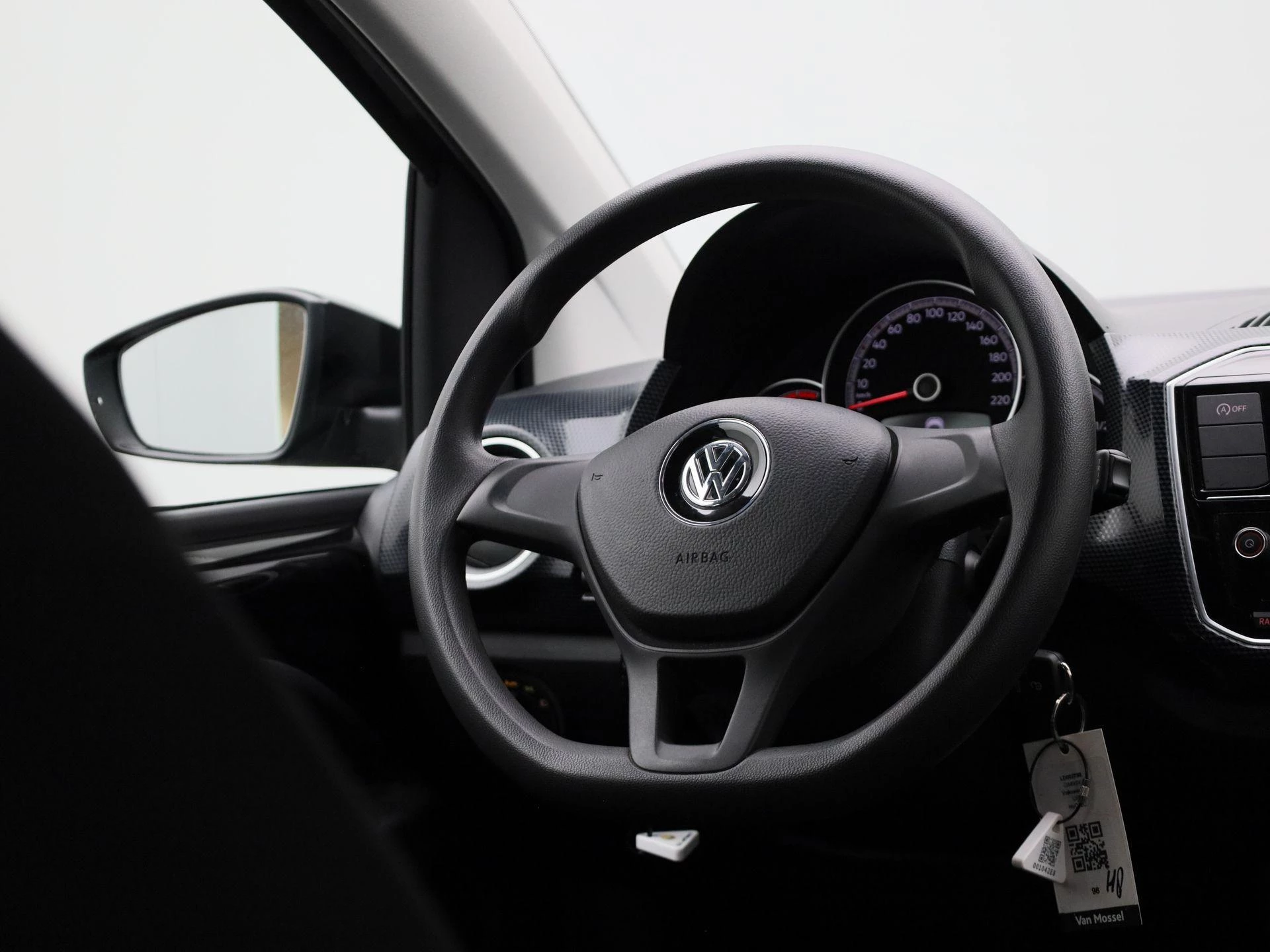 Volkswagen-up!-image-28