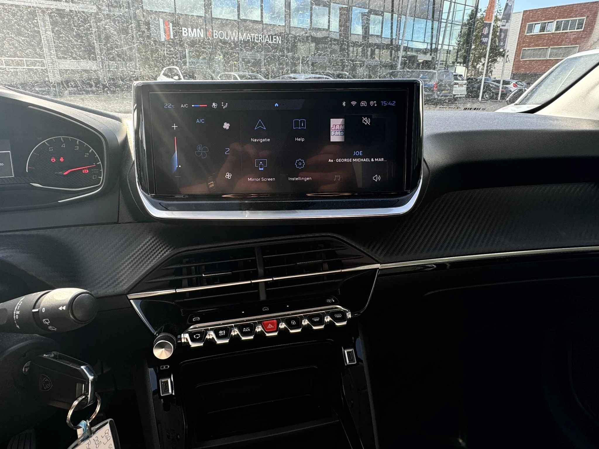 Peugeot-208-image-0