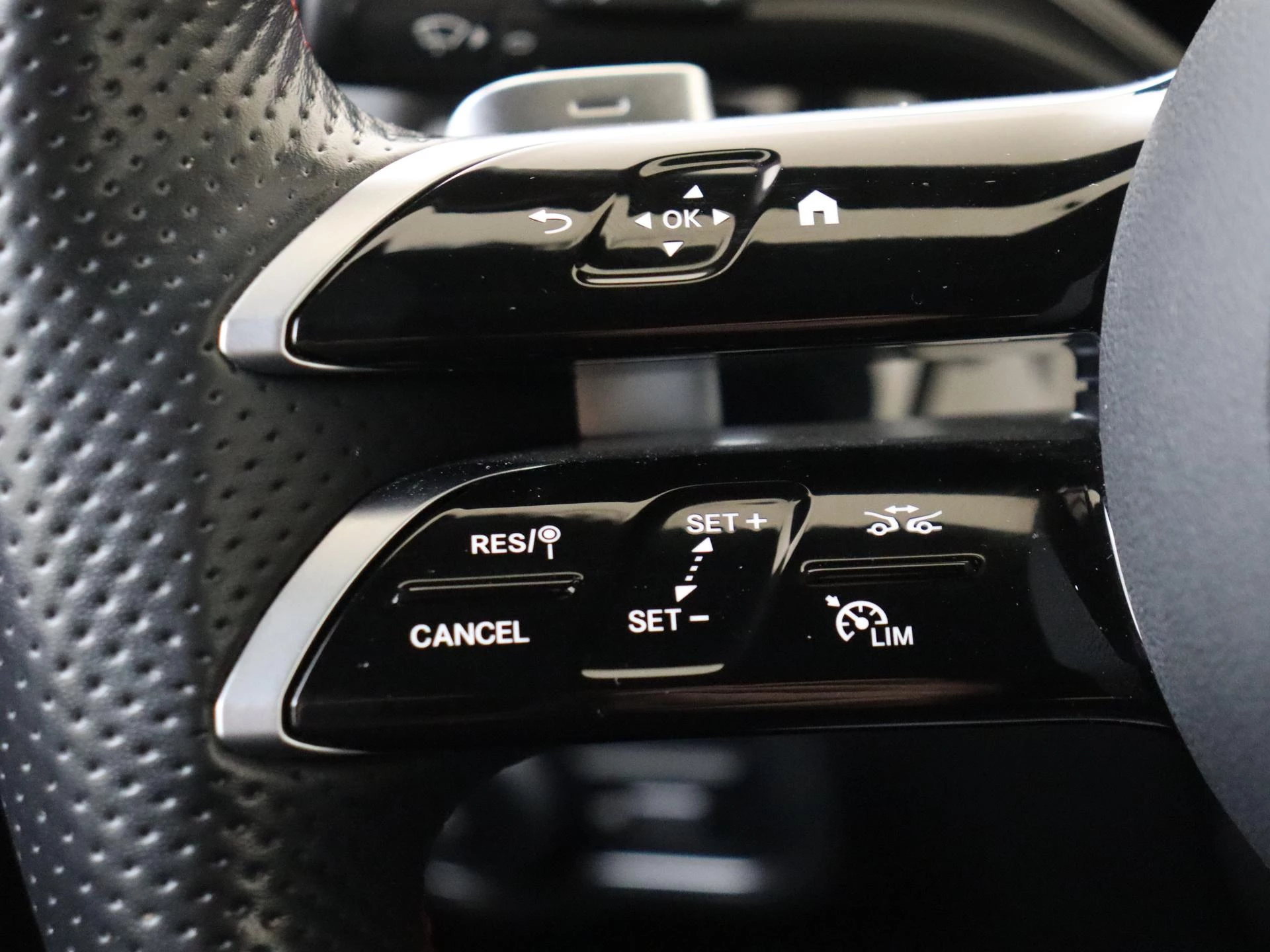 Mercedes-Benz-GLA-image-12