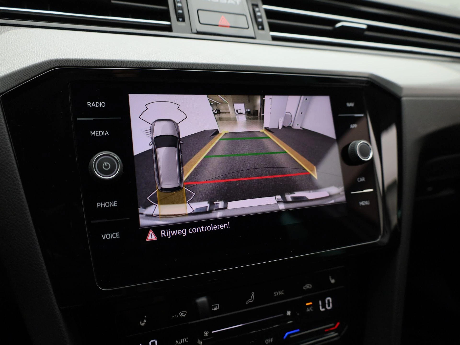 Volkswagen-Passat-image-25