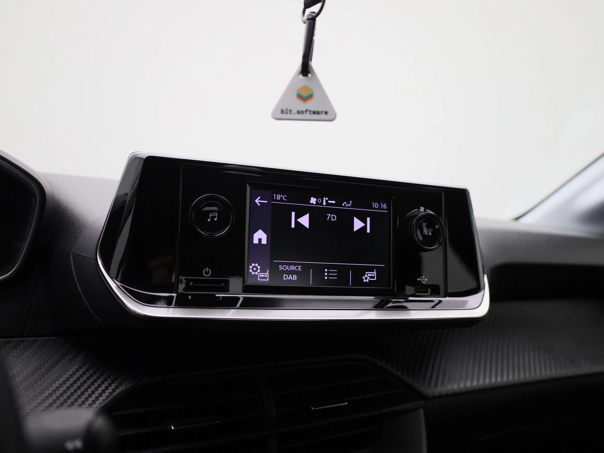 Peugeot-208-image-13