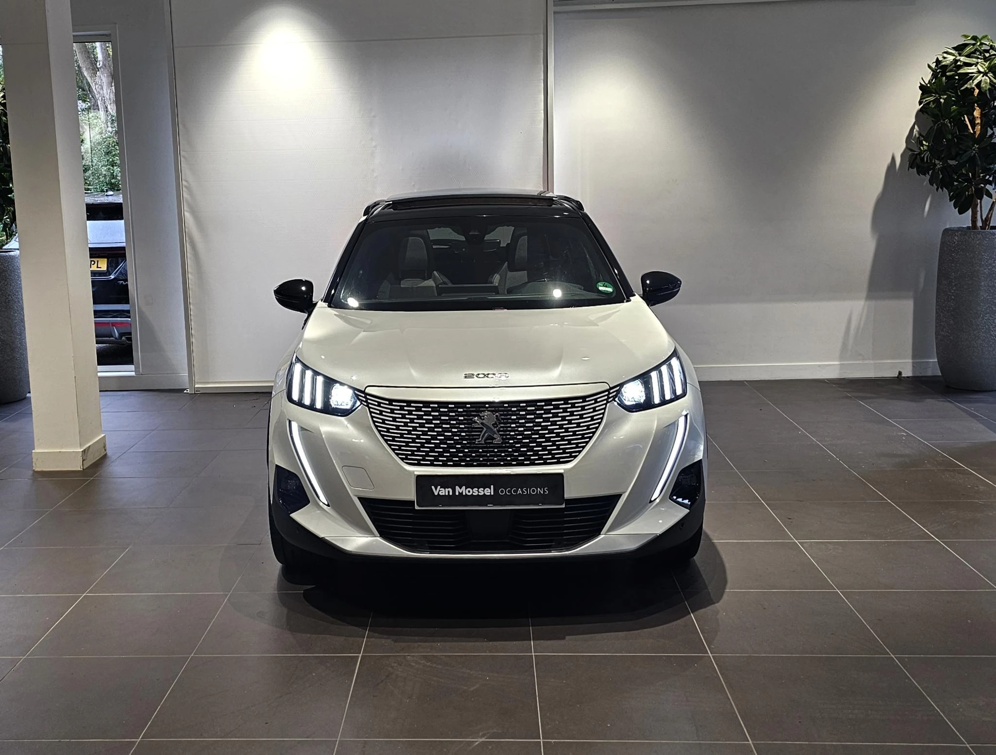 Peugeot-e-2008-image-1
