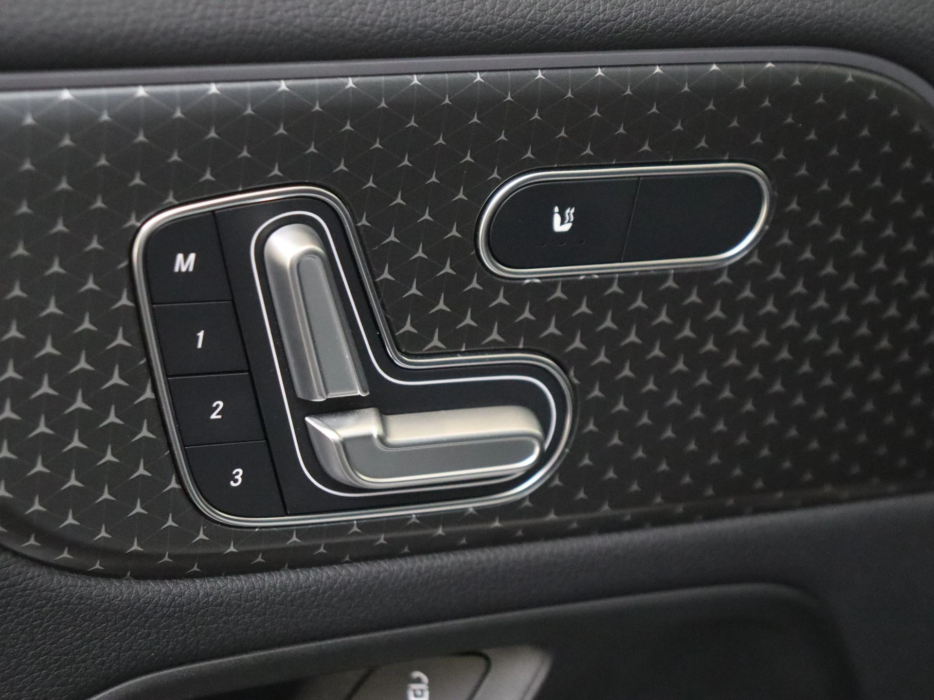 Mercedes-Benz-GLA-image-25