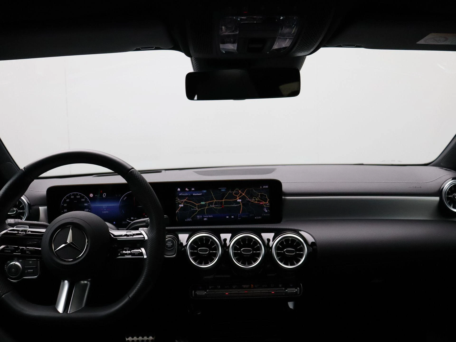 Mercedes-Benz-CLA-image-25