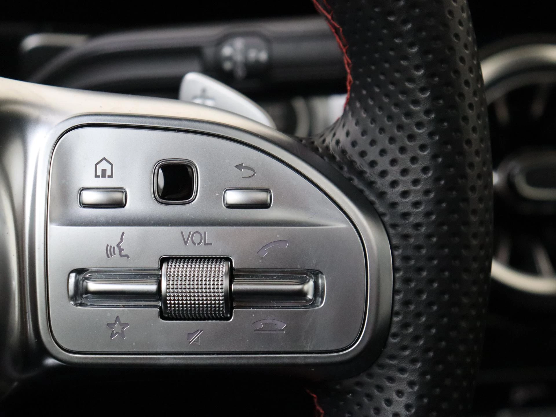 Mercedes-Benz-EQB-image-13