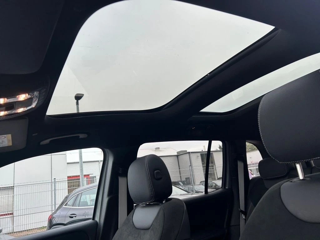 Mercedes-Benz-GLB 200-image-17