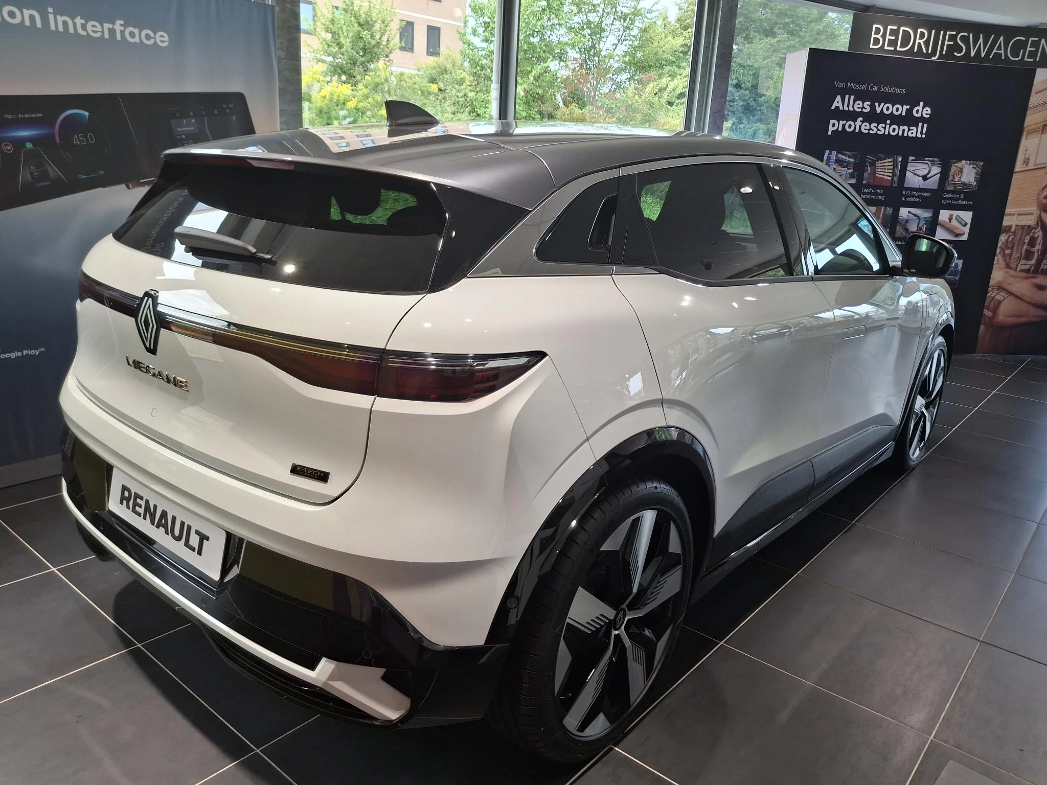 Renault-Megane E-Tech-image-4