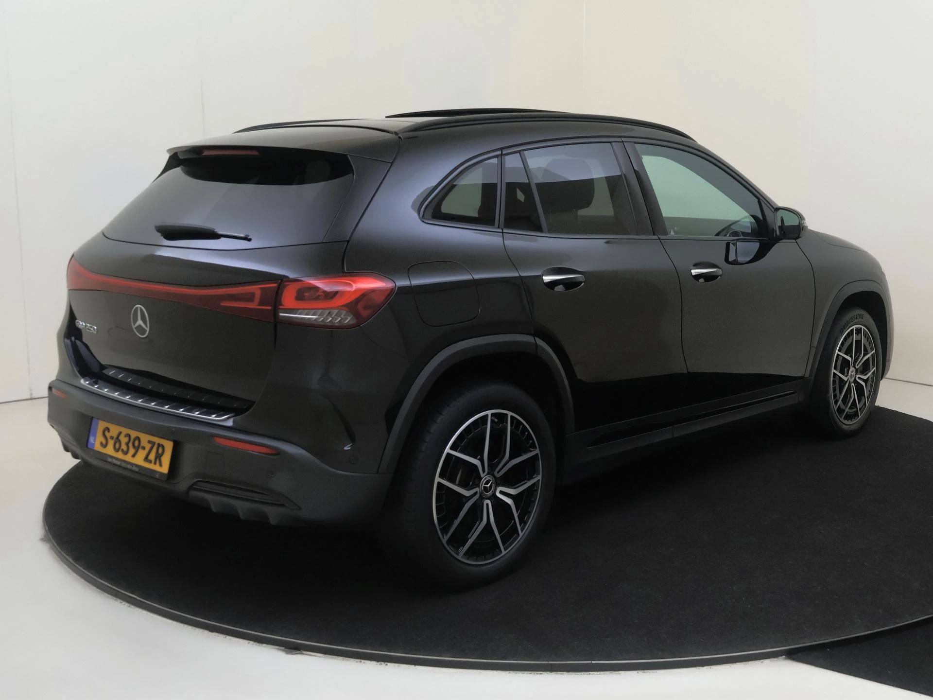 Mercedes-Benz-EQA-image-3