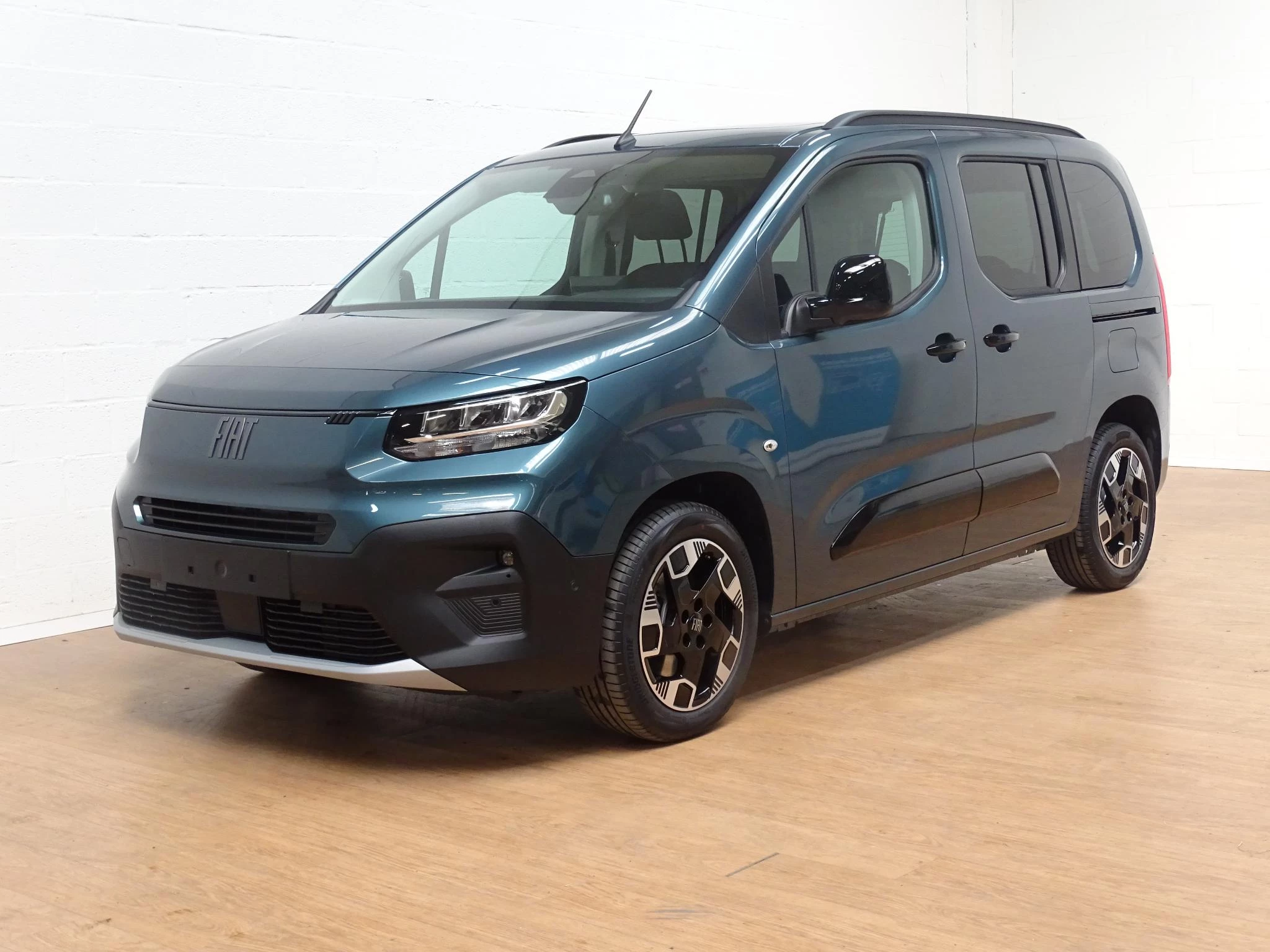 Fiat Qubo 1.2T +gps+camera+park pilot +magic top