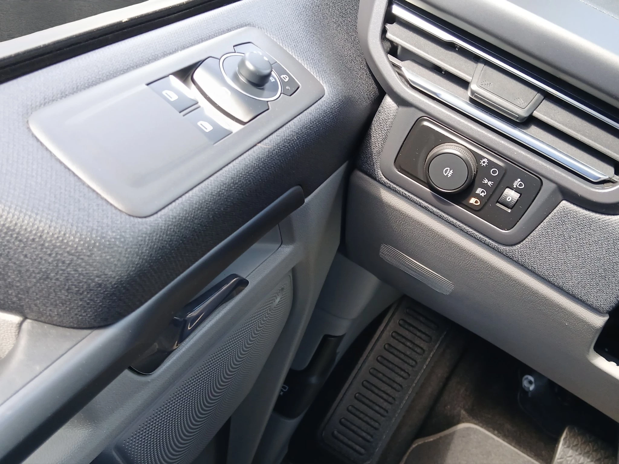 Ford-Tourneo Custom-image-16