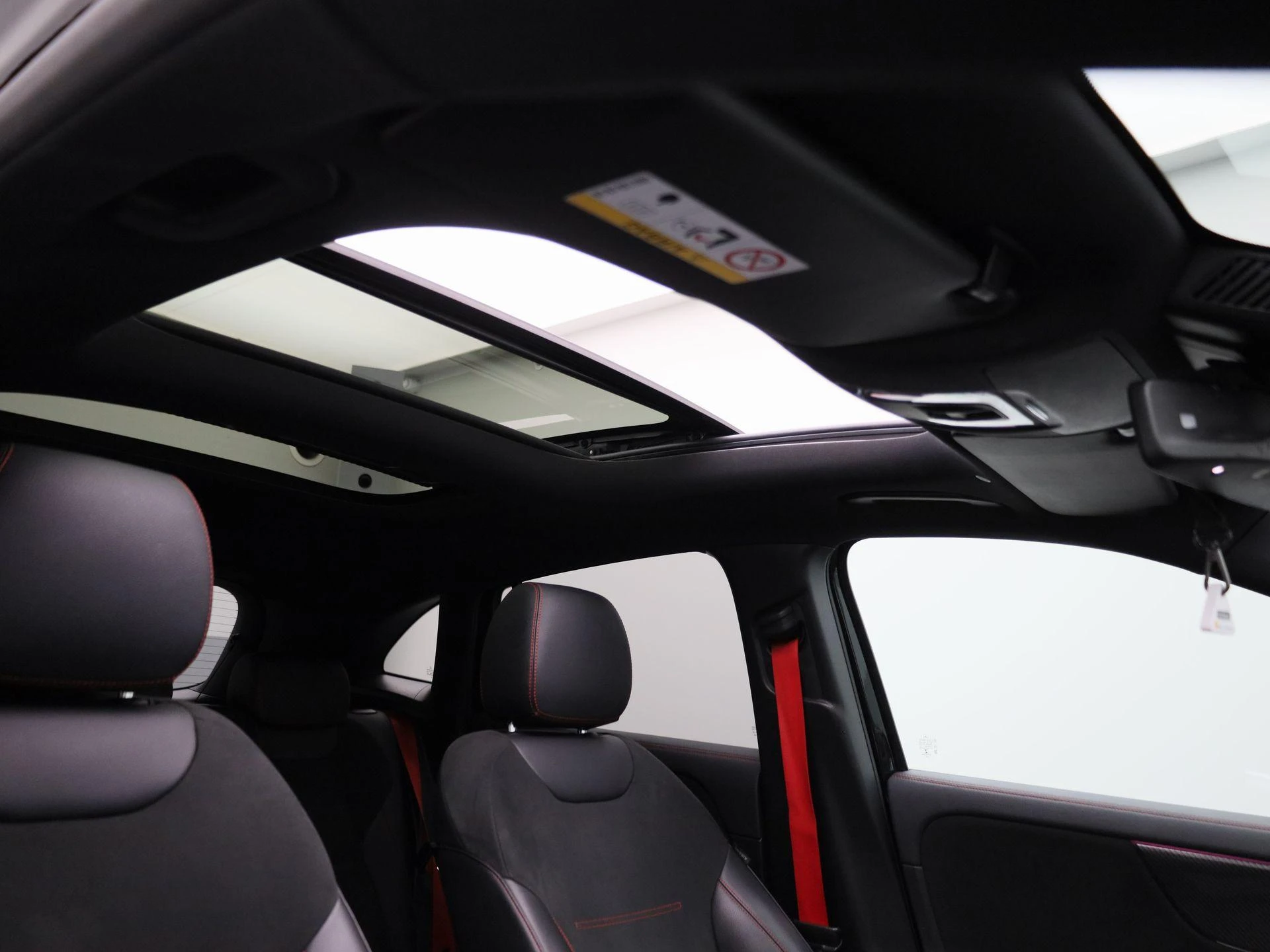 Mercedes-Benz-GLA-image-44