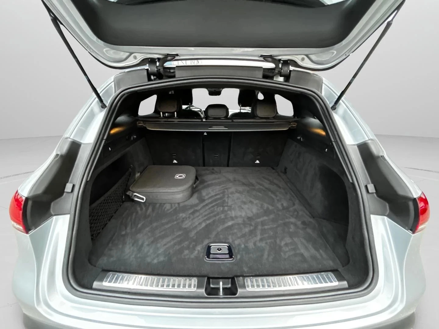 Mercedes-Benz-EQC-image-22