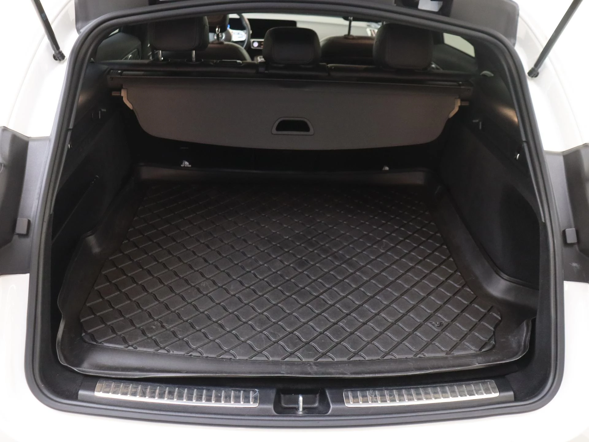 Mercedes-Benz-EQC-image-31