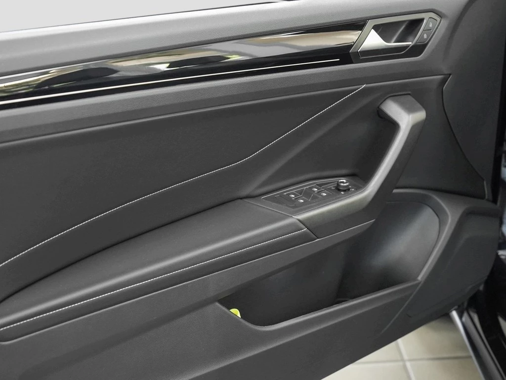 Volkswagen-T-Roc-image-12