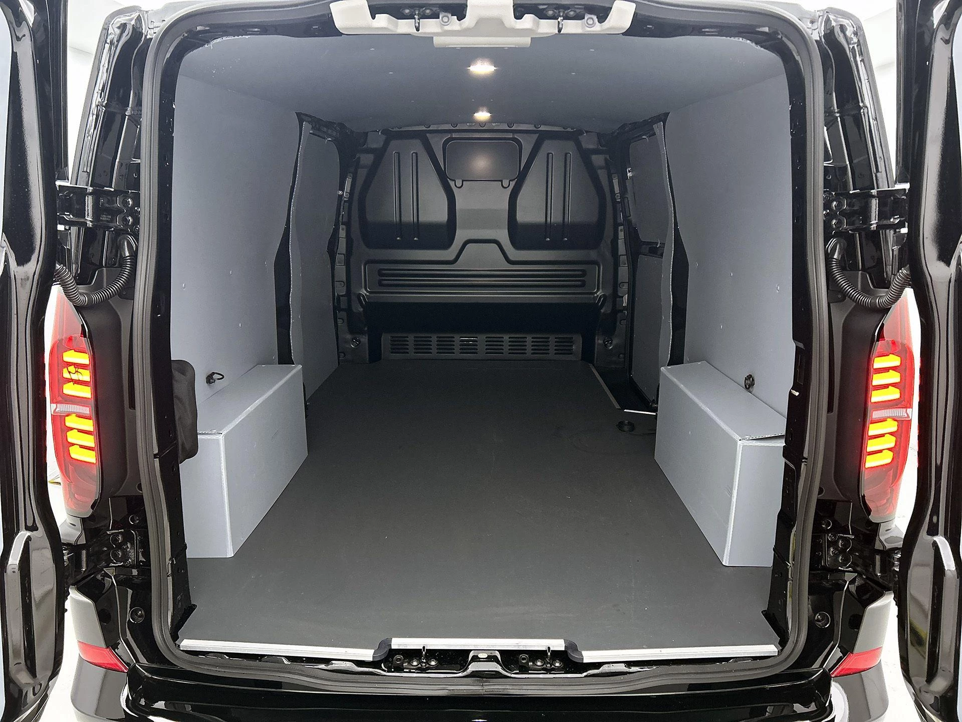 Volkswagen-e-Transporter-image-21