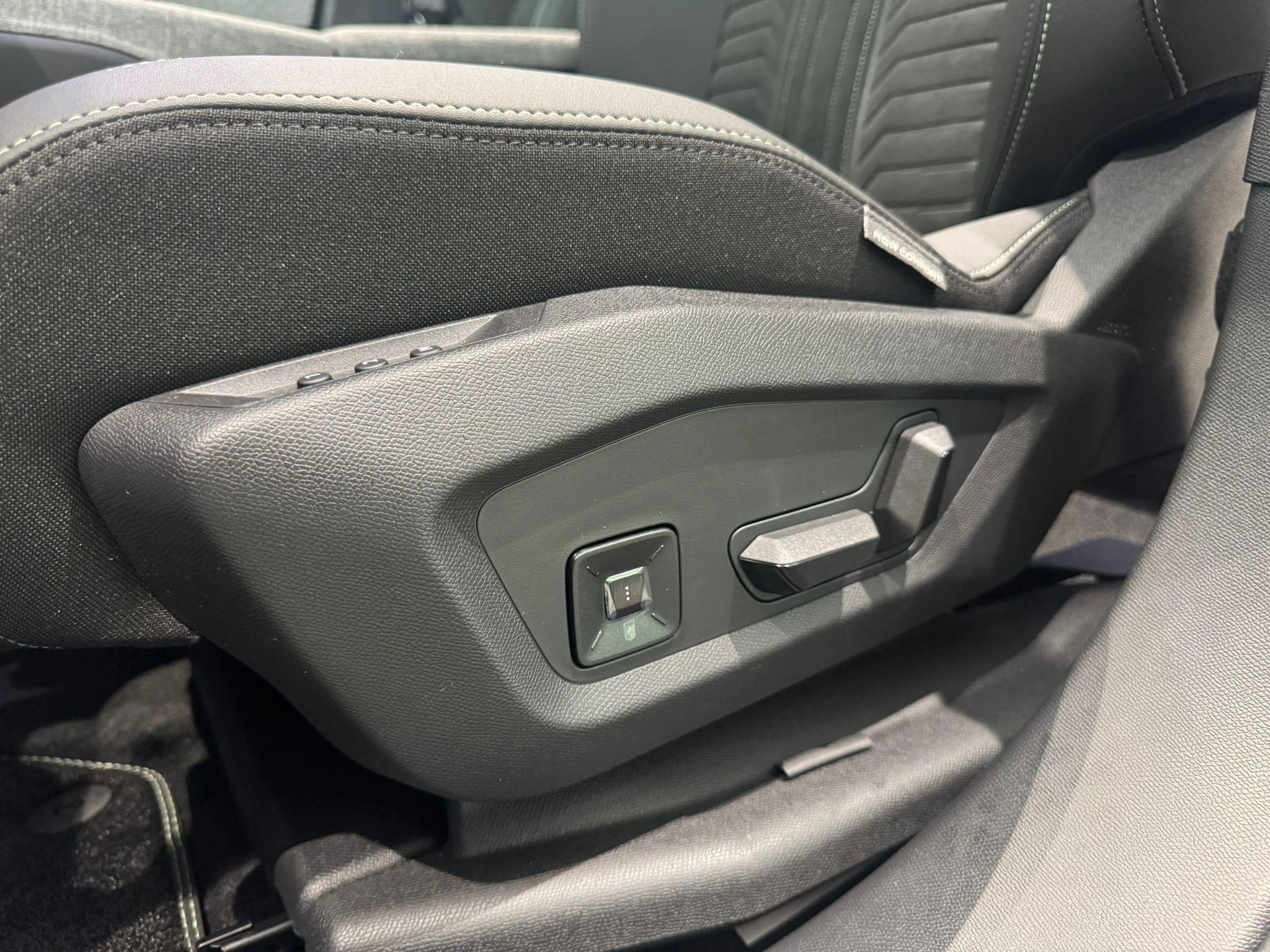 Peugeot-e-5008-image-8