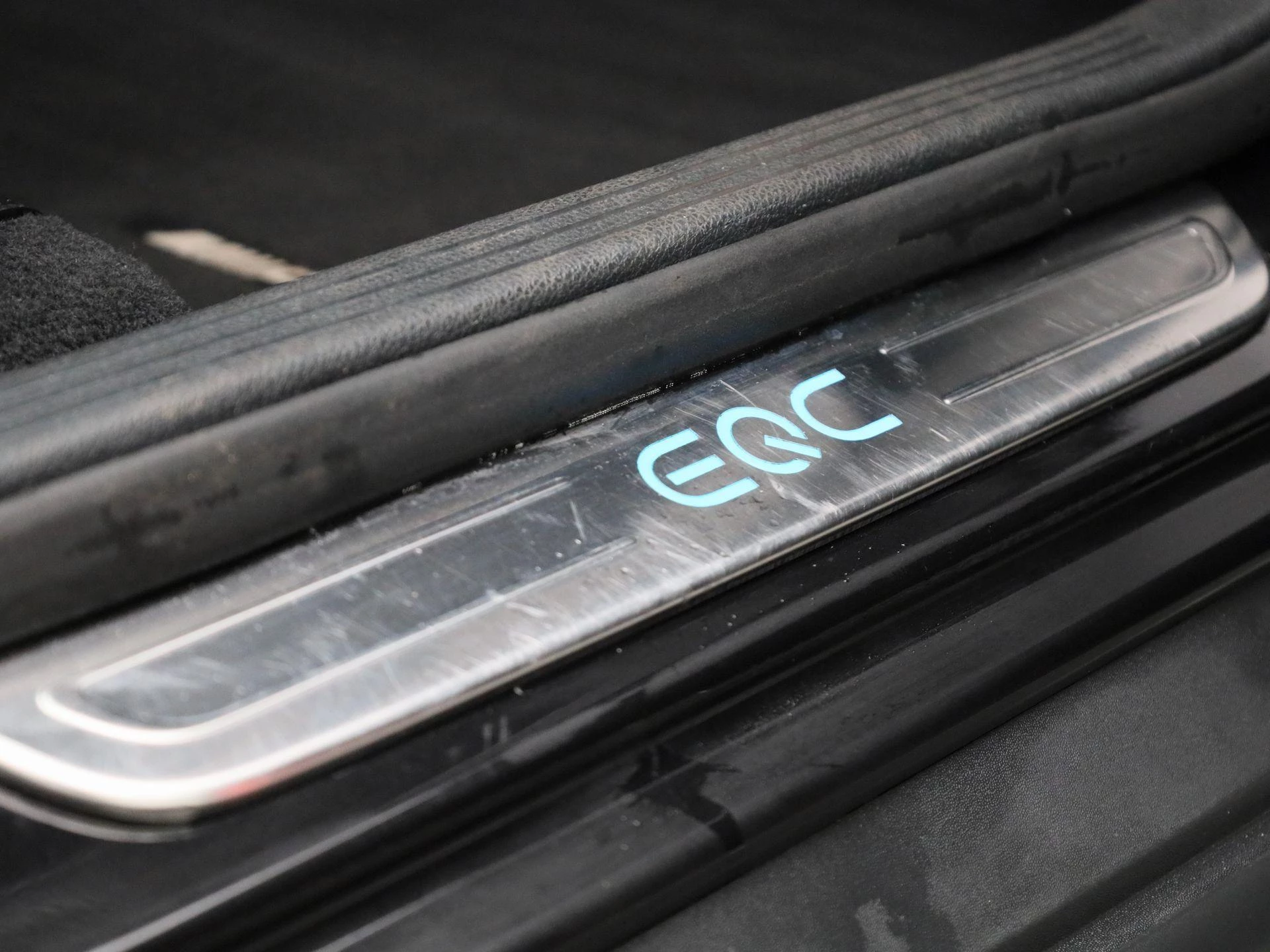 Mercedes-Benz-EQC-image-37