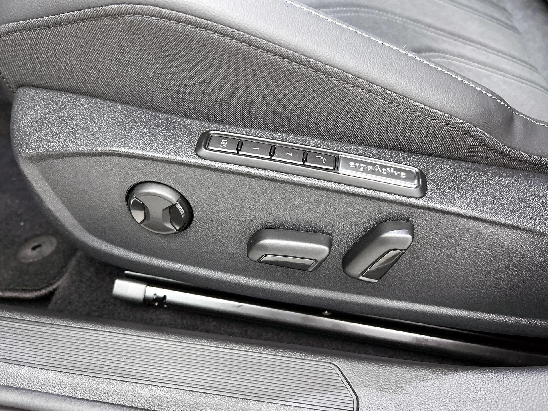 Volkswagen-Golf-image-26