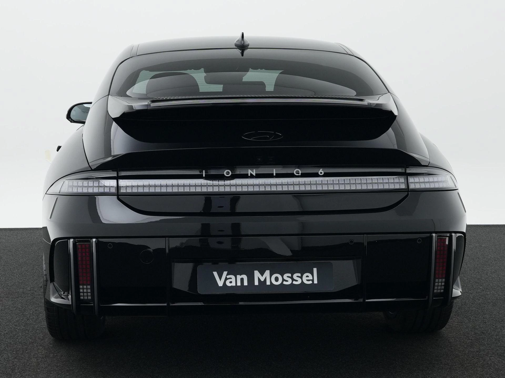 Hyundai-IONIQ 6-image-4