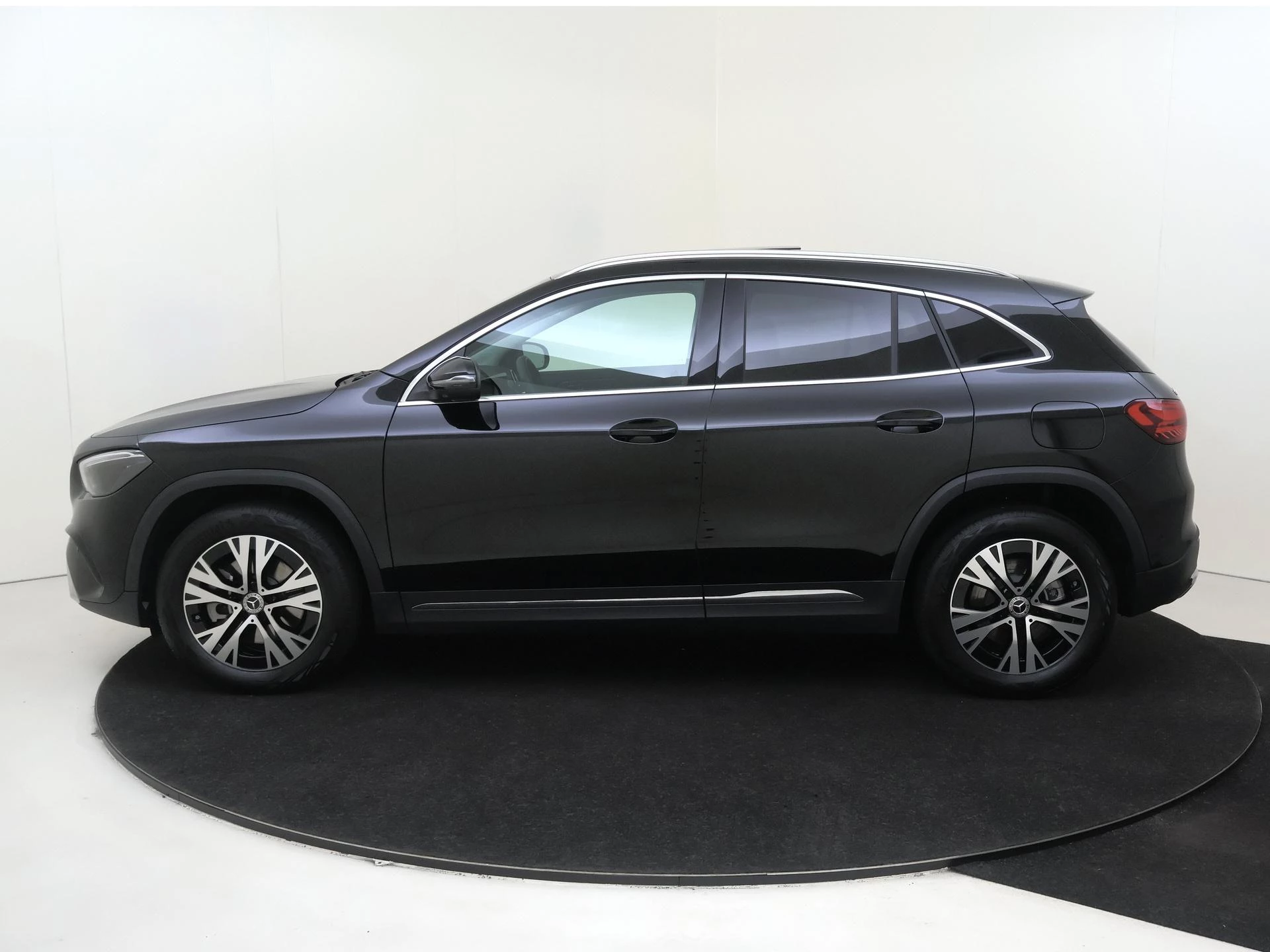 Mercedes-Benz-GLA-image-7
