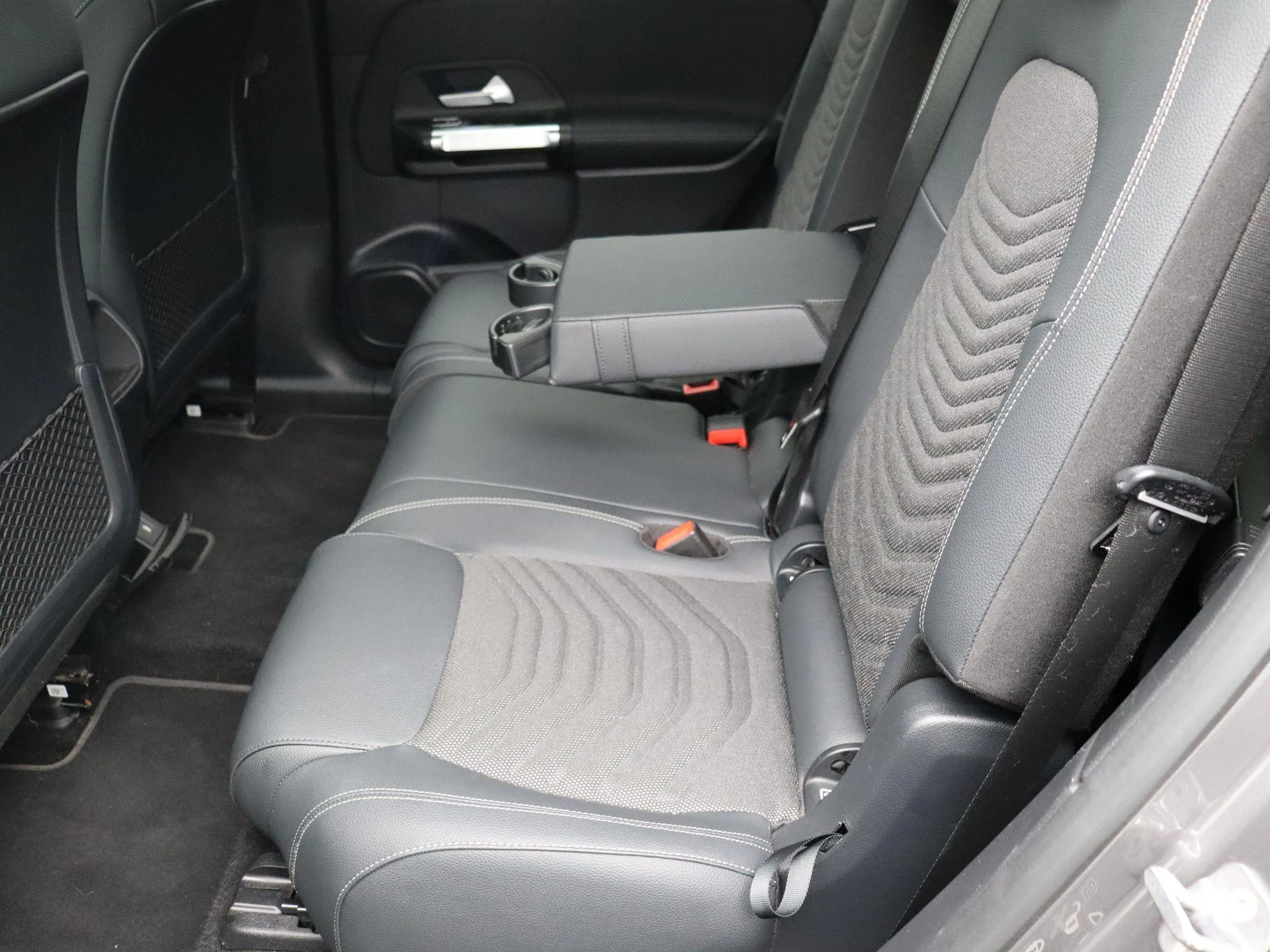 Mercedes-Benz-EQB-image-12