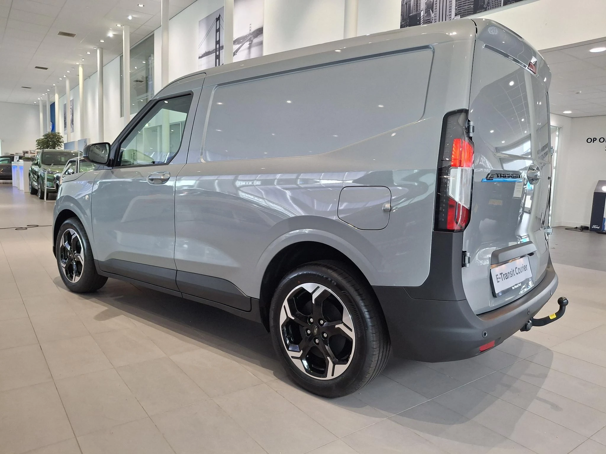 Ford-E-Transit Courier-image-3