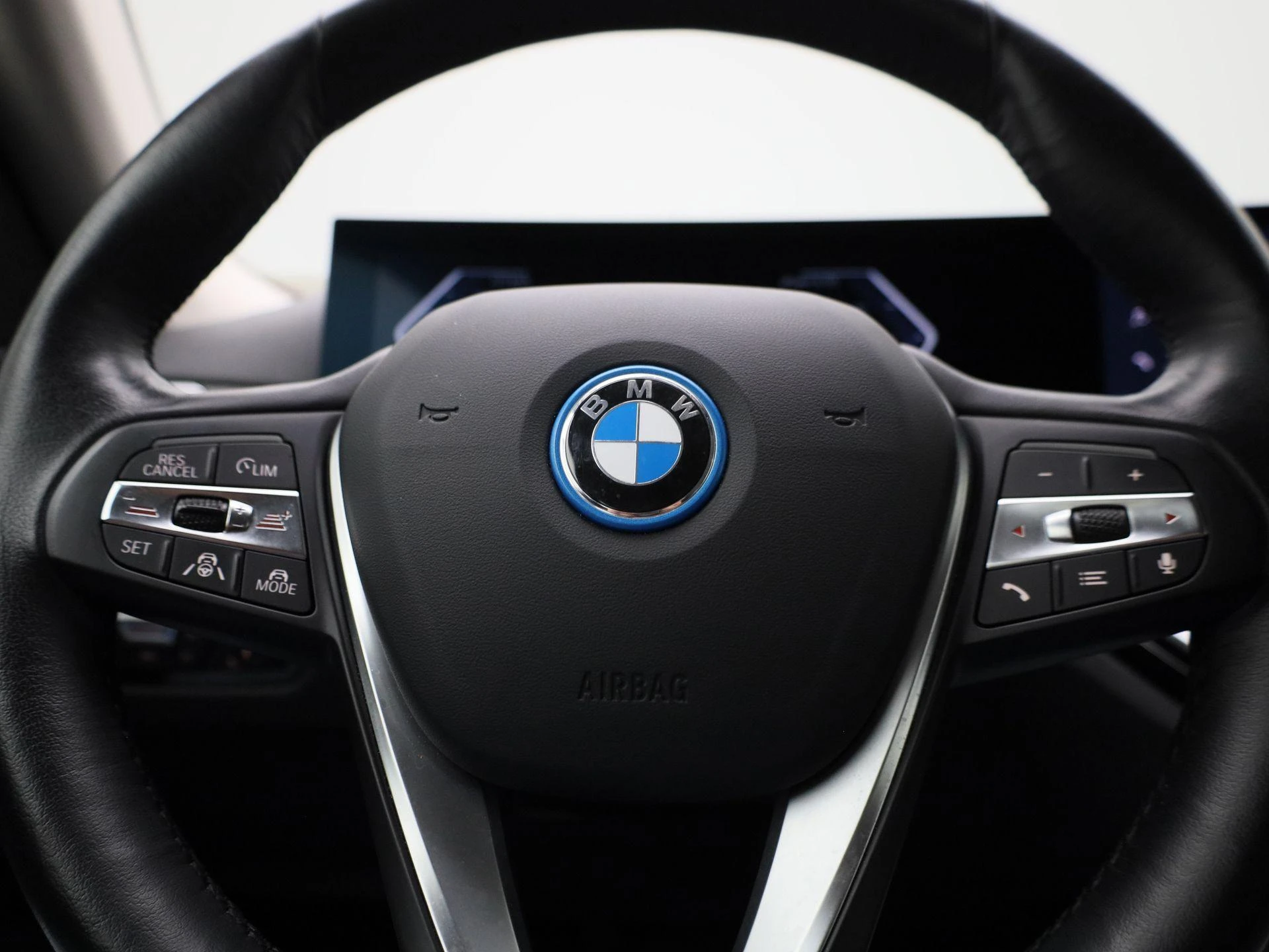 BMW-i4-image-27