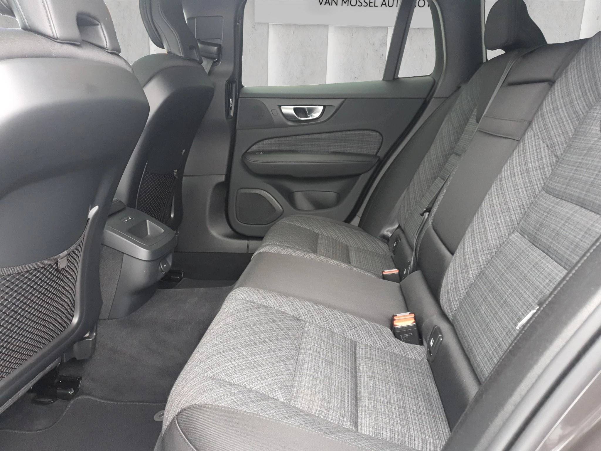 Volvo V60 Core B3 MHEV Aut. | LED | AHK | RFK | SHZ | PDC | LMF | Navi