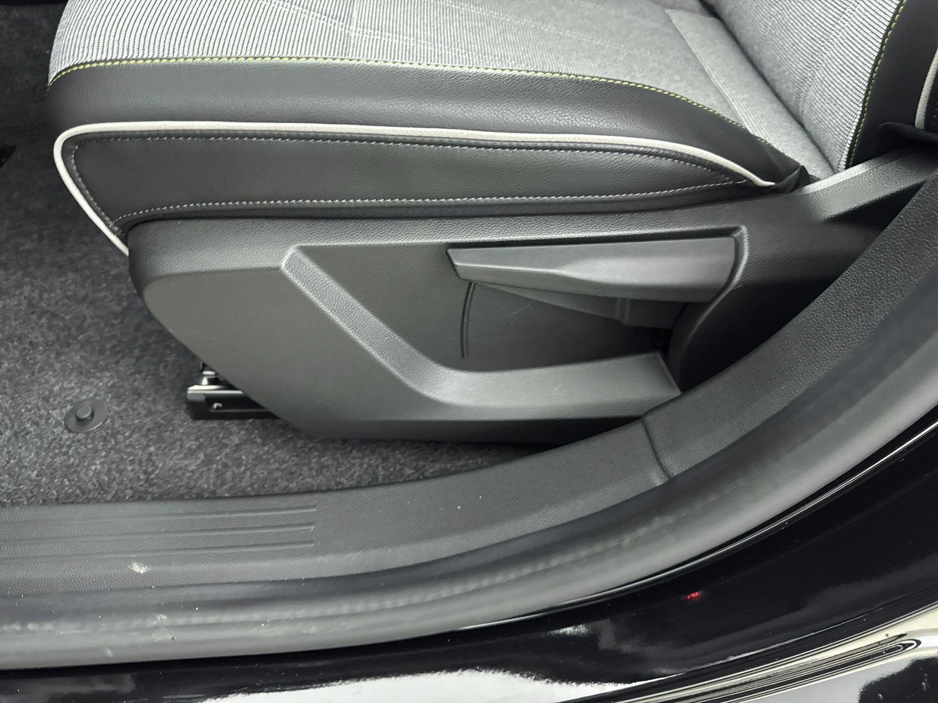 Renault-Megane E-Tech-image-16