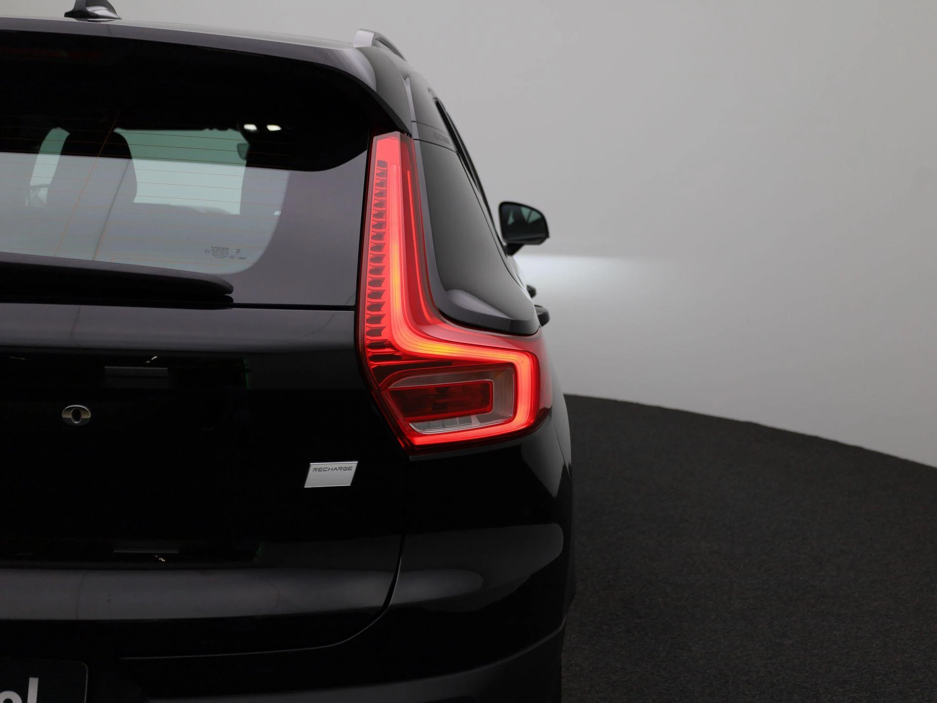 Volvo-EX40-image-33