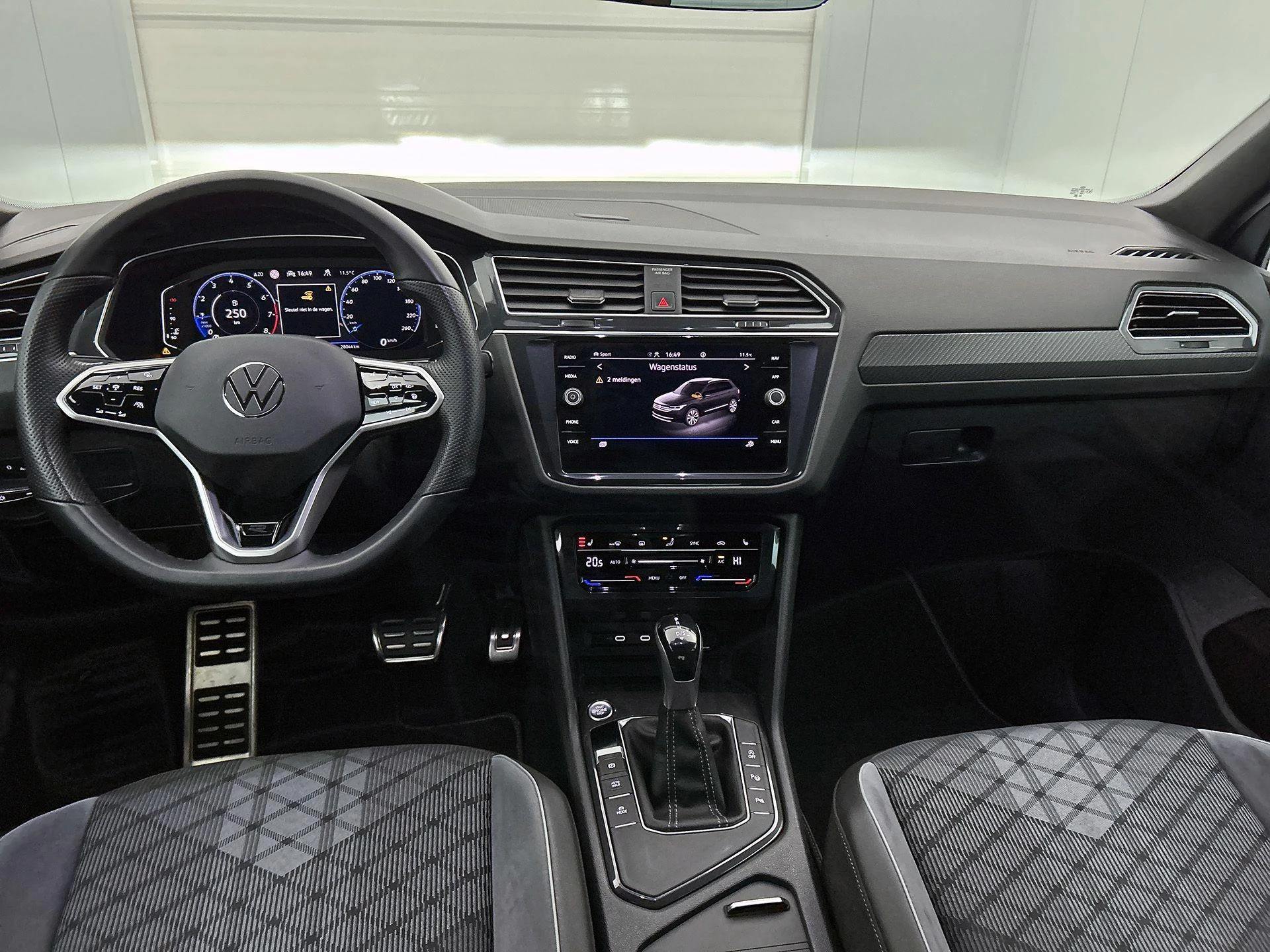 Volkswagen-Tiguan-image-19