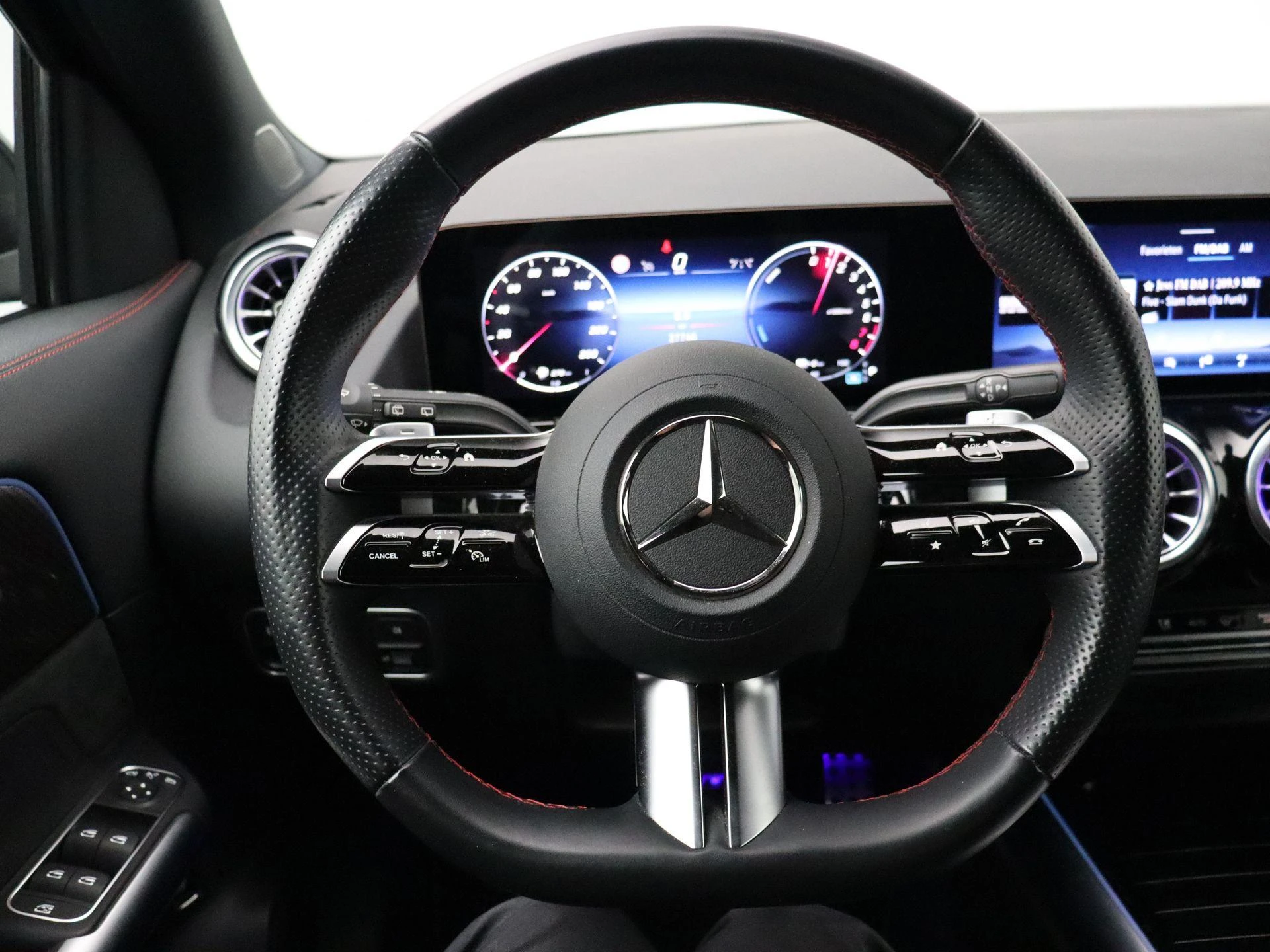 Mercedes-Benz-GLA-image-12