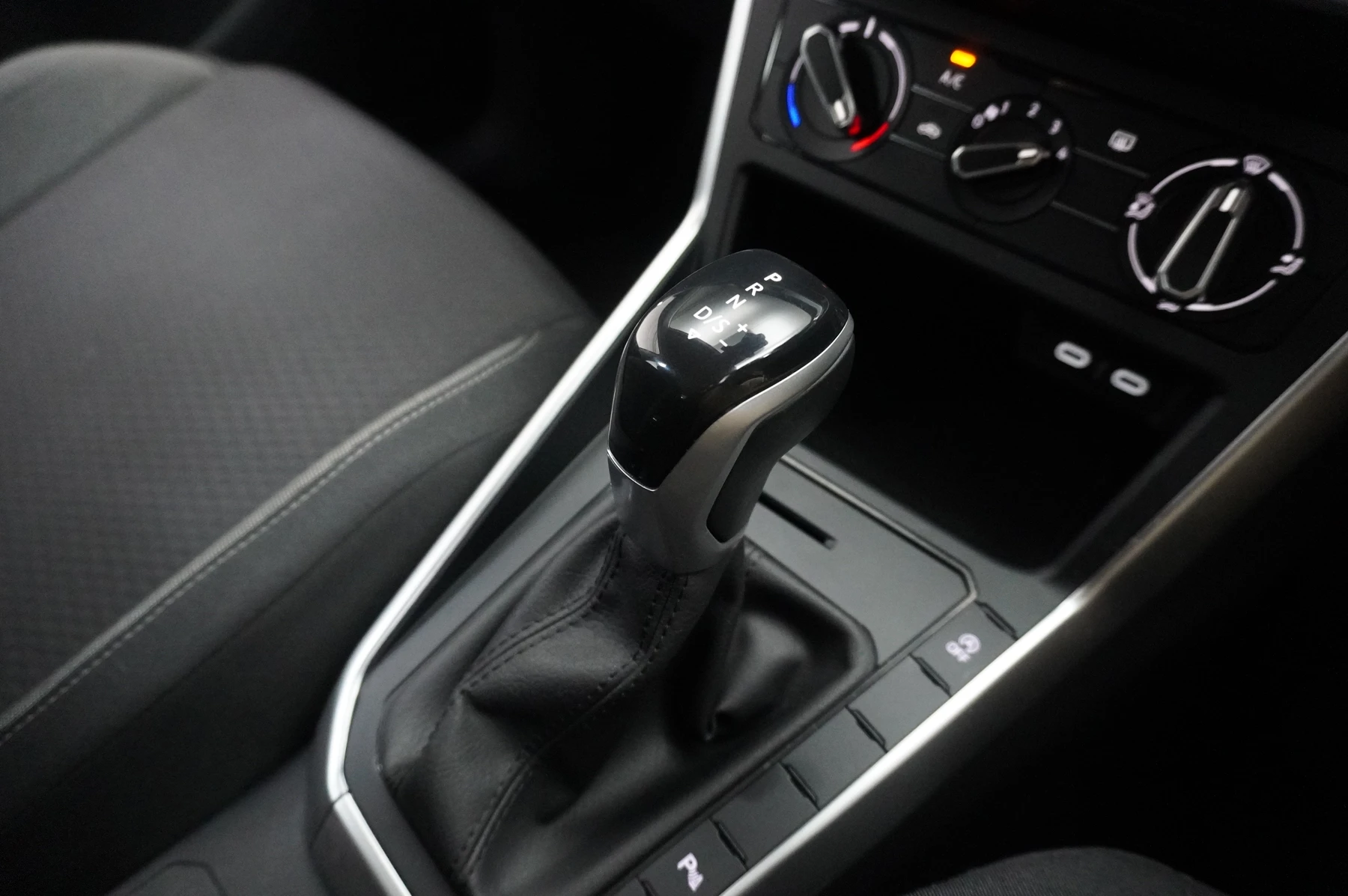 Volkswagen-Polo-image-27