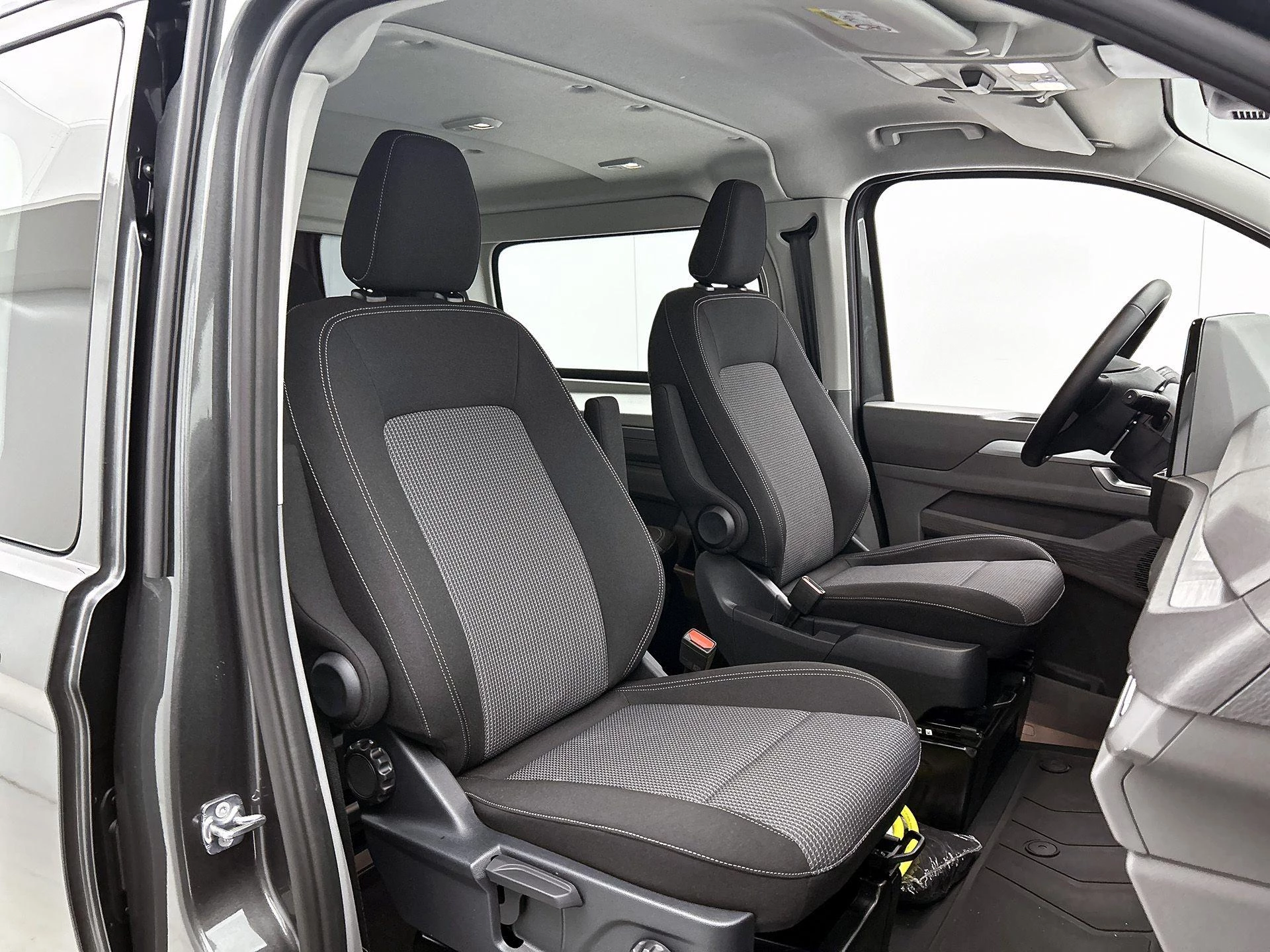 Volkswagen-e-Transporter-image-39