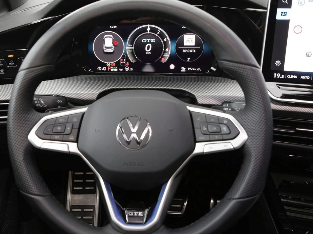 Volkswagen-Golf-image-14